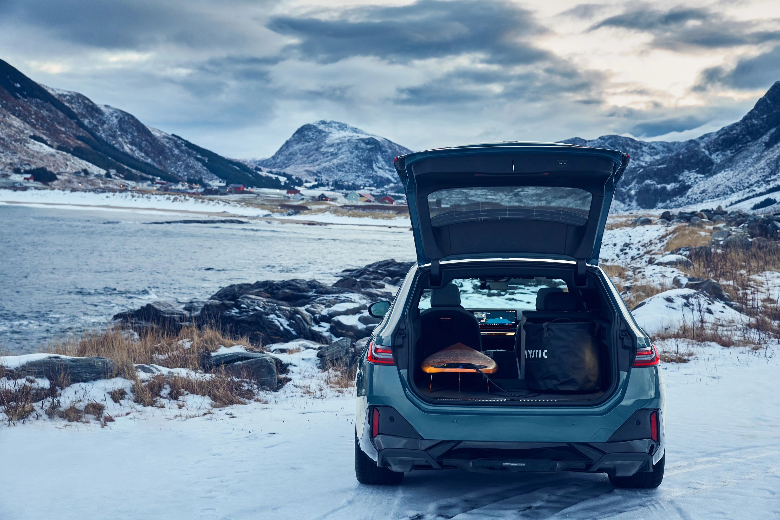 BMW i5 M60 xDrive Touring trunk view