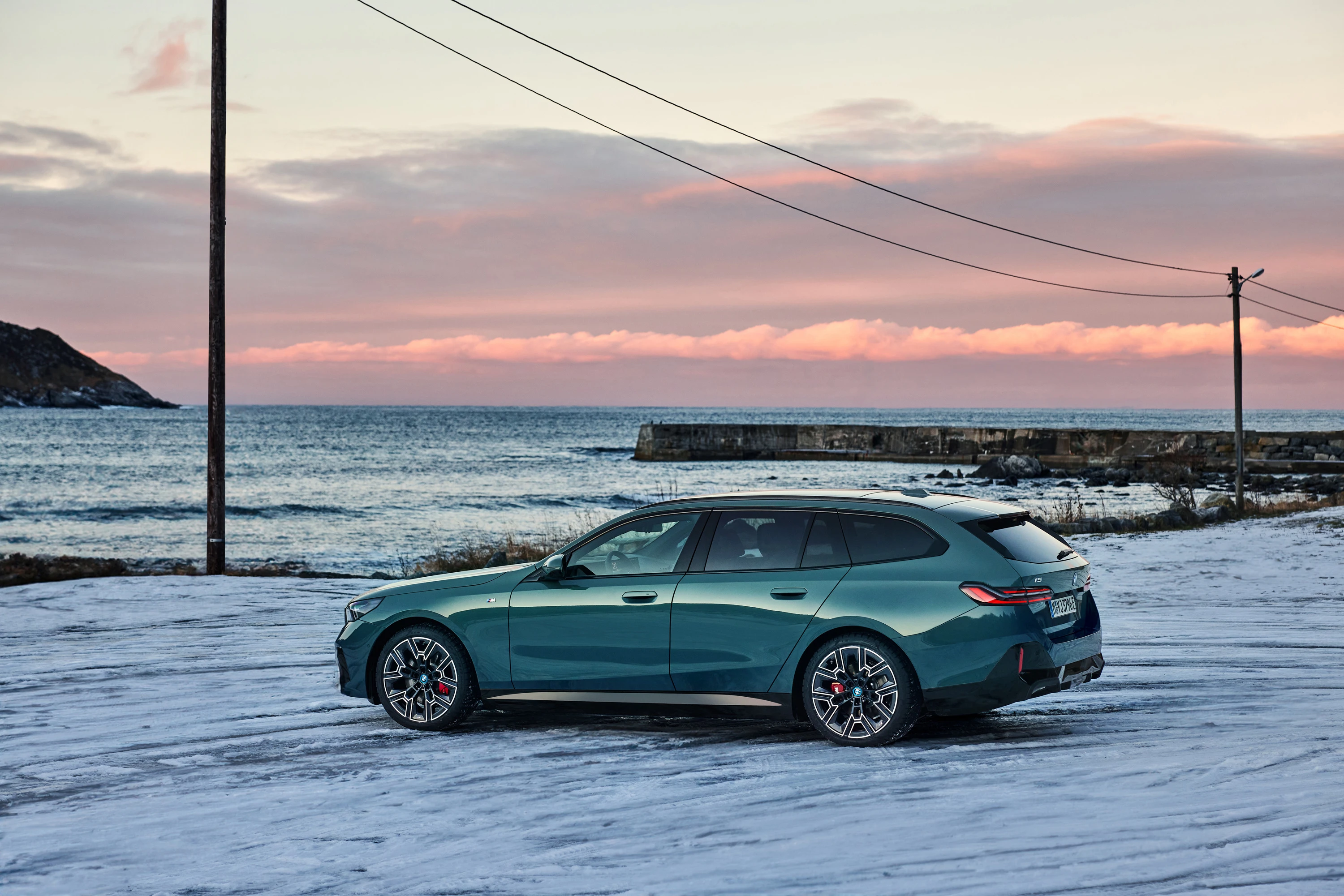 BMW i5 xDrive40 Touring exterior view
