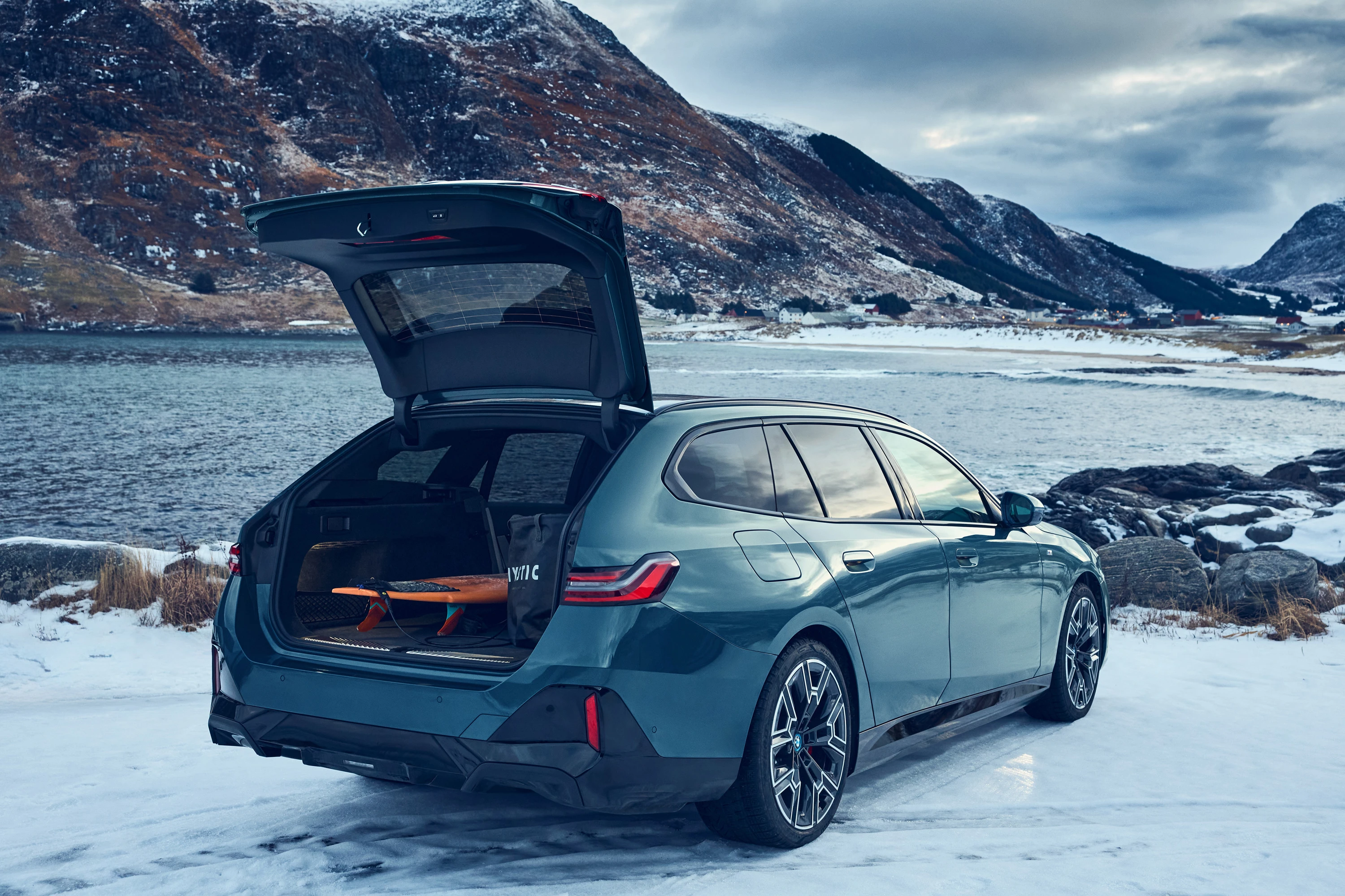 BMW i5 xDrive40 Touring trunk view