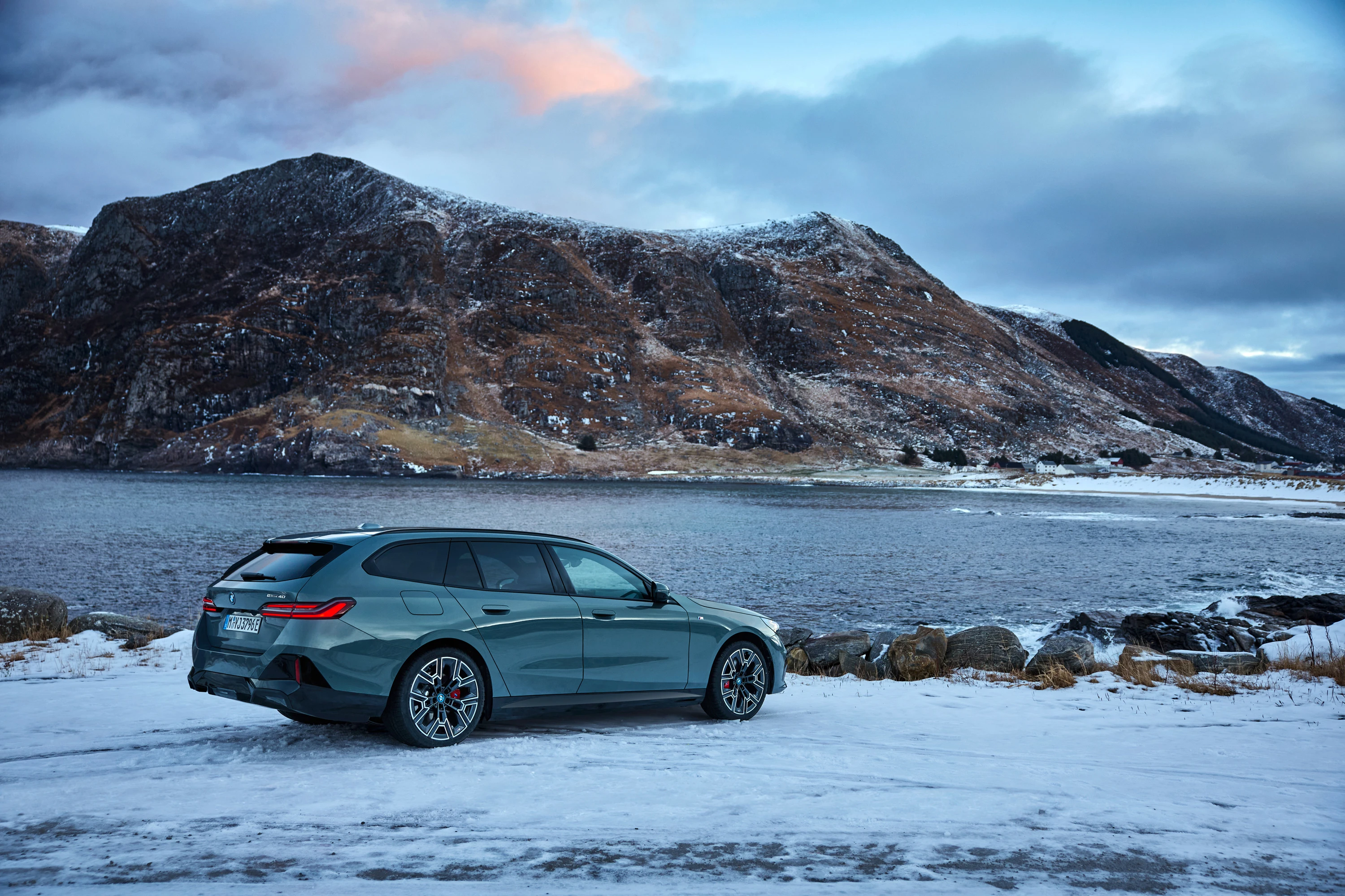 BMW i5 xDrive40 Touring exterior view