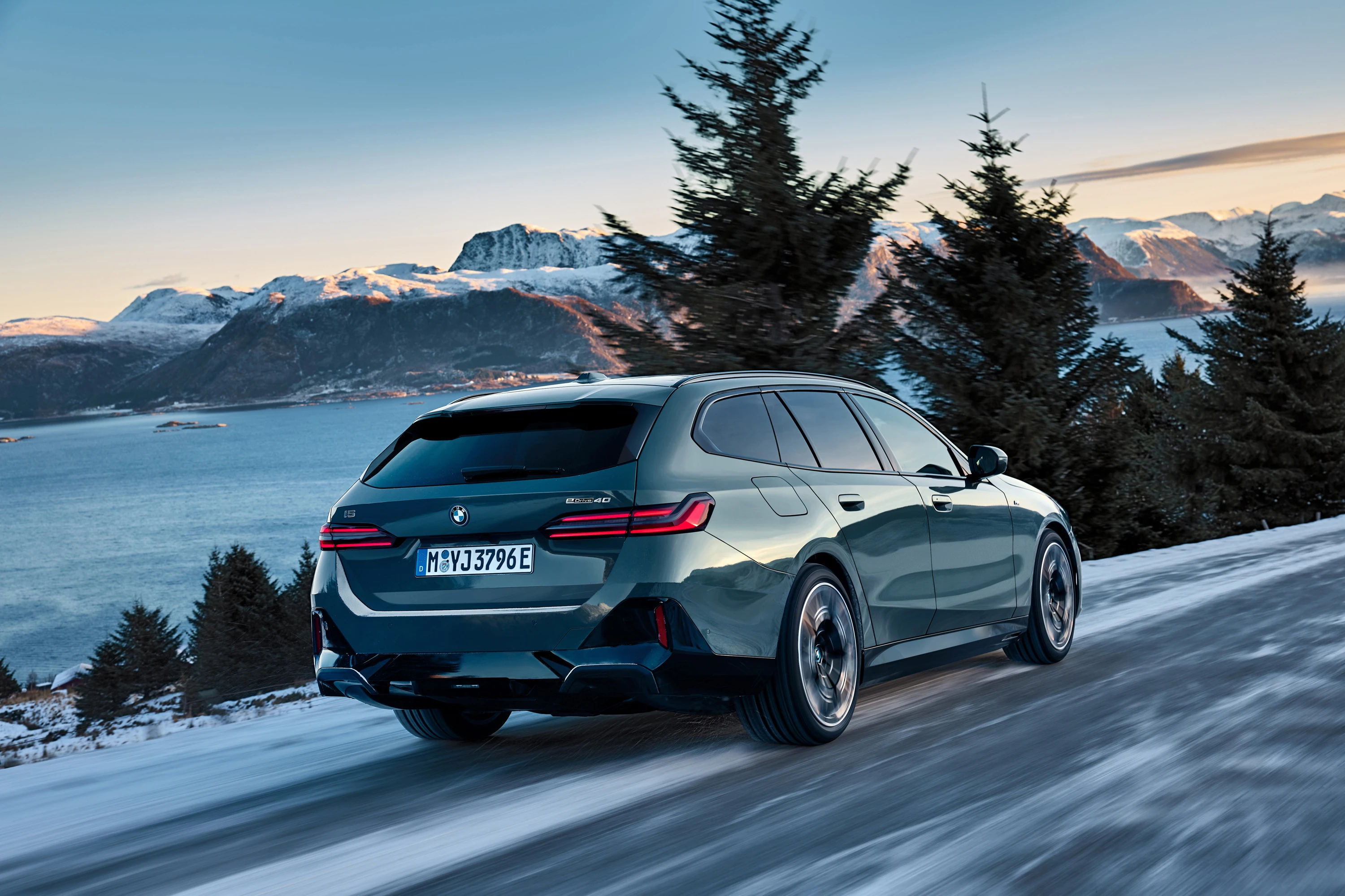 BMW i5 xDrive40 Touring exterior view