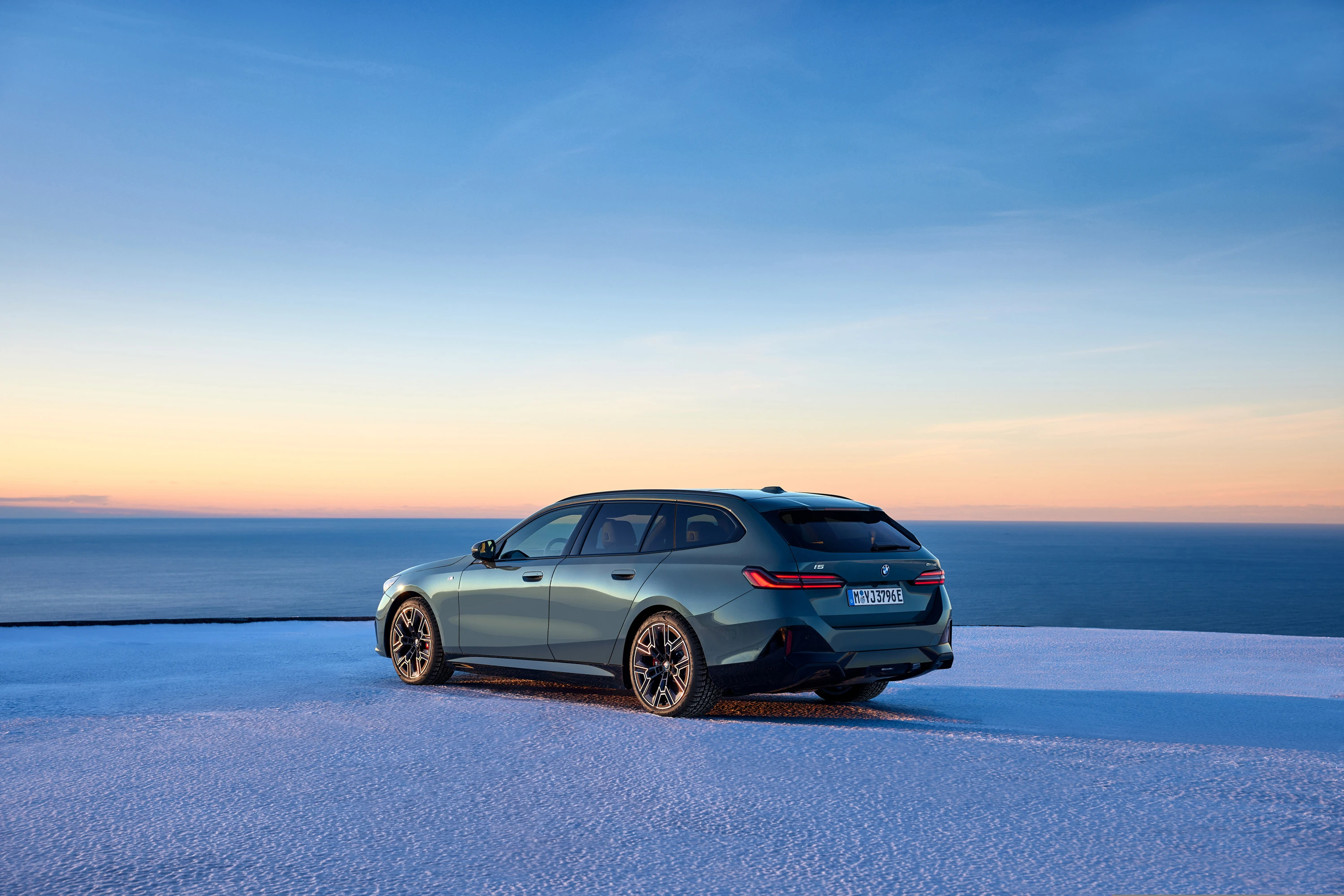 BMW i5 xDrive40 Touring exterior view