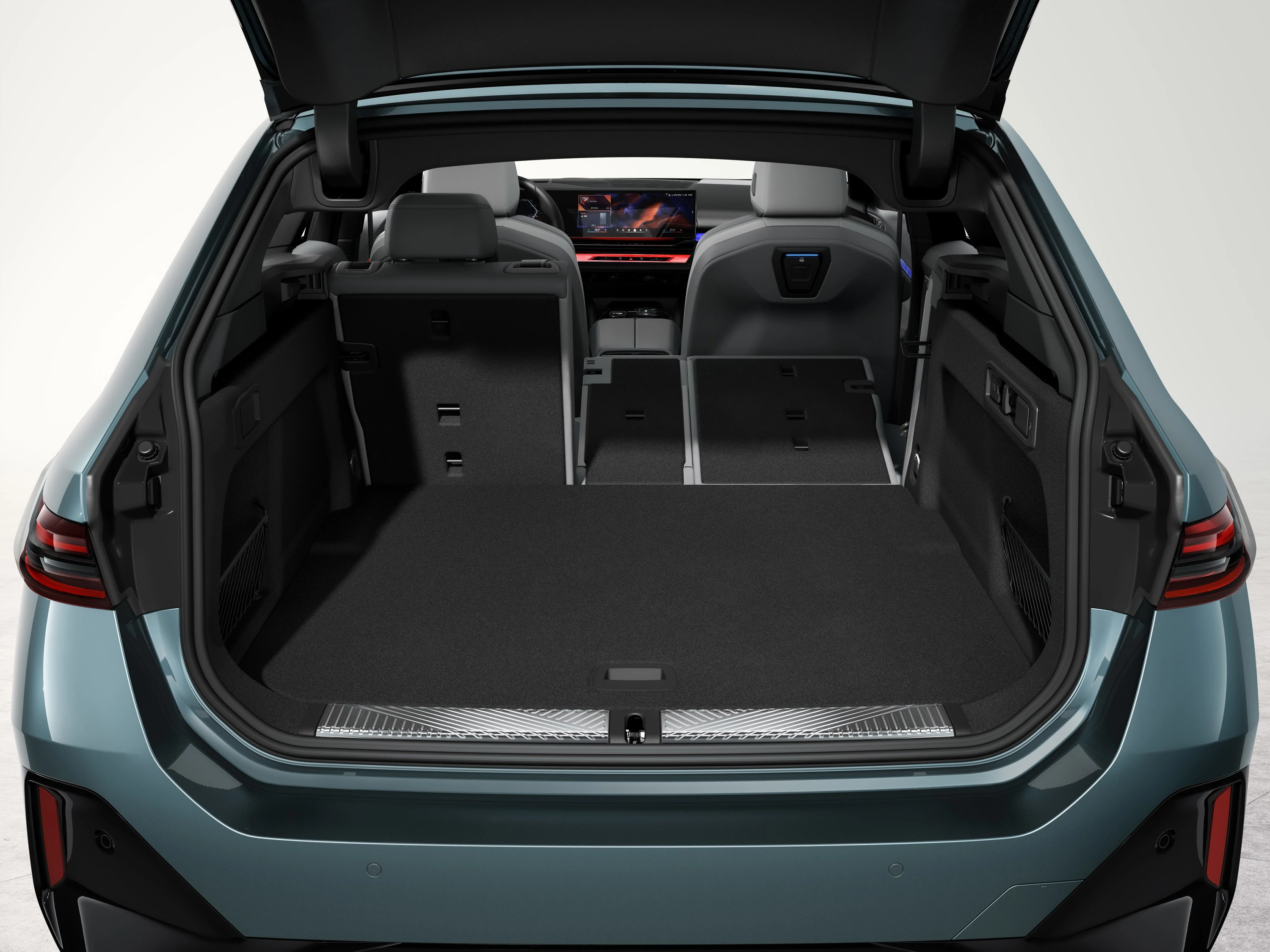 BMW i5 xDrive40 Touring trunk view