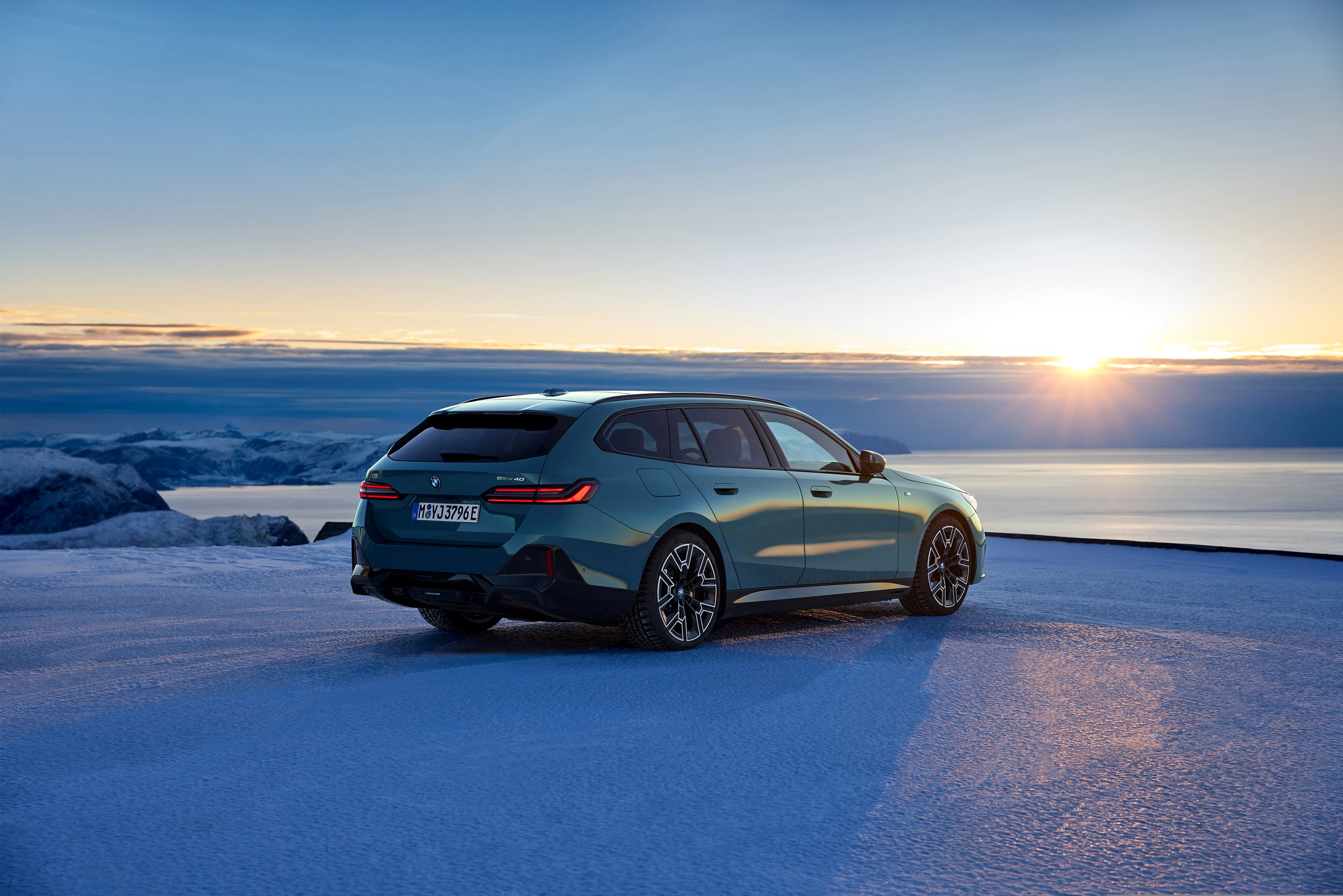 BMW i5 xDrive40 Touring exterior view