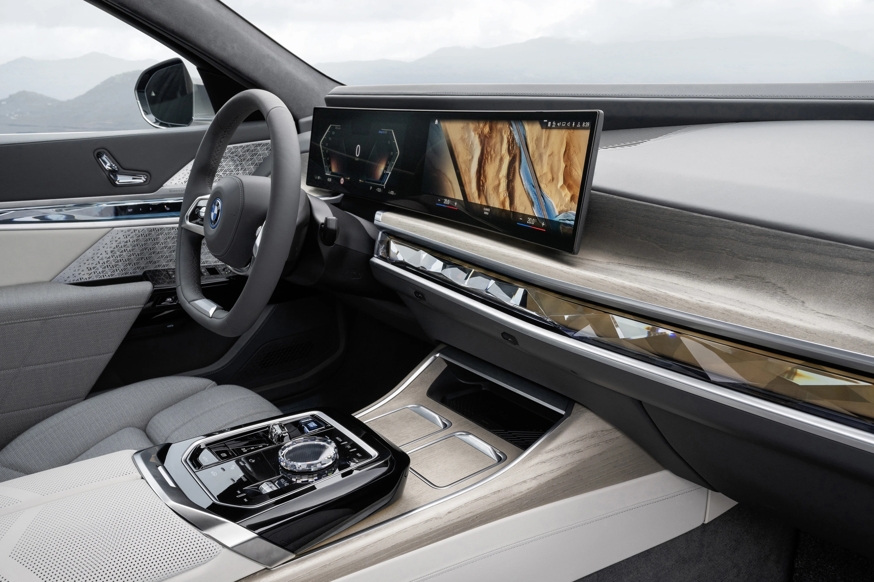 BMW i7 eDrive50 (GEN1) screens view
