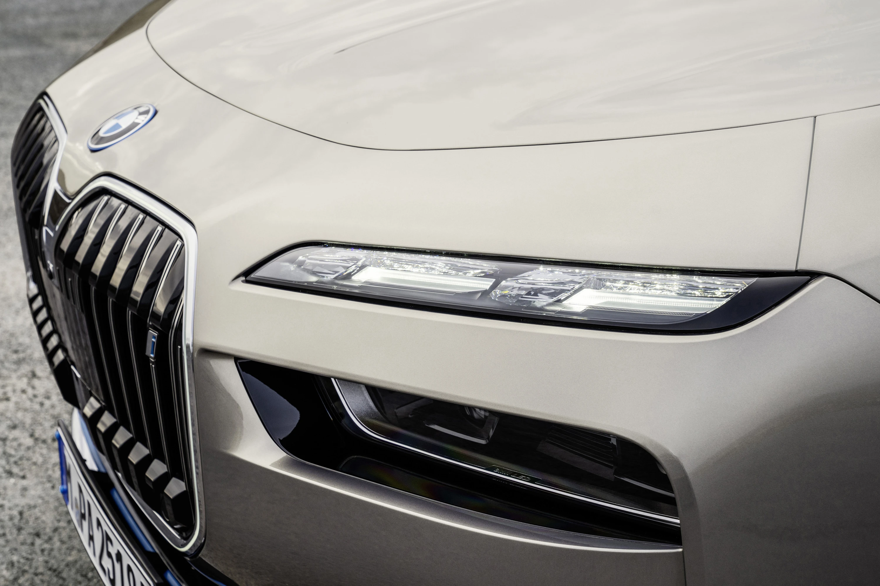 BMW i7 eDrive50 (GEN1) headlights view