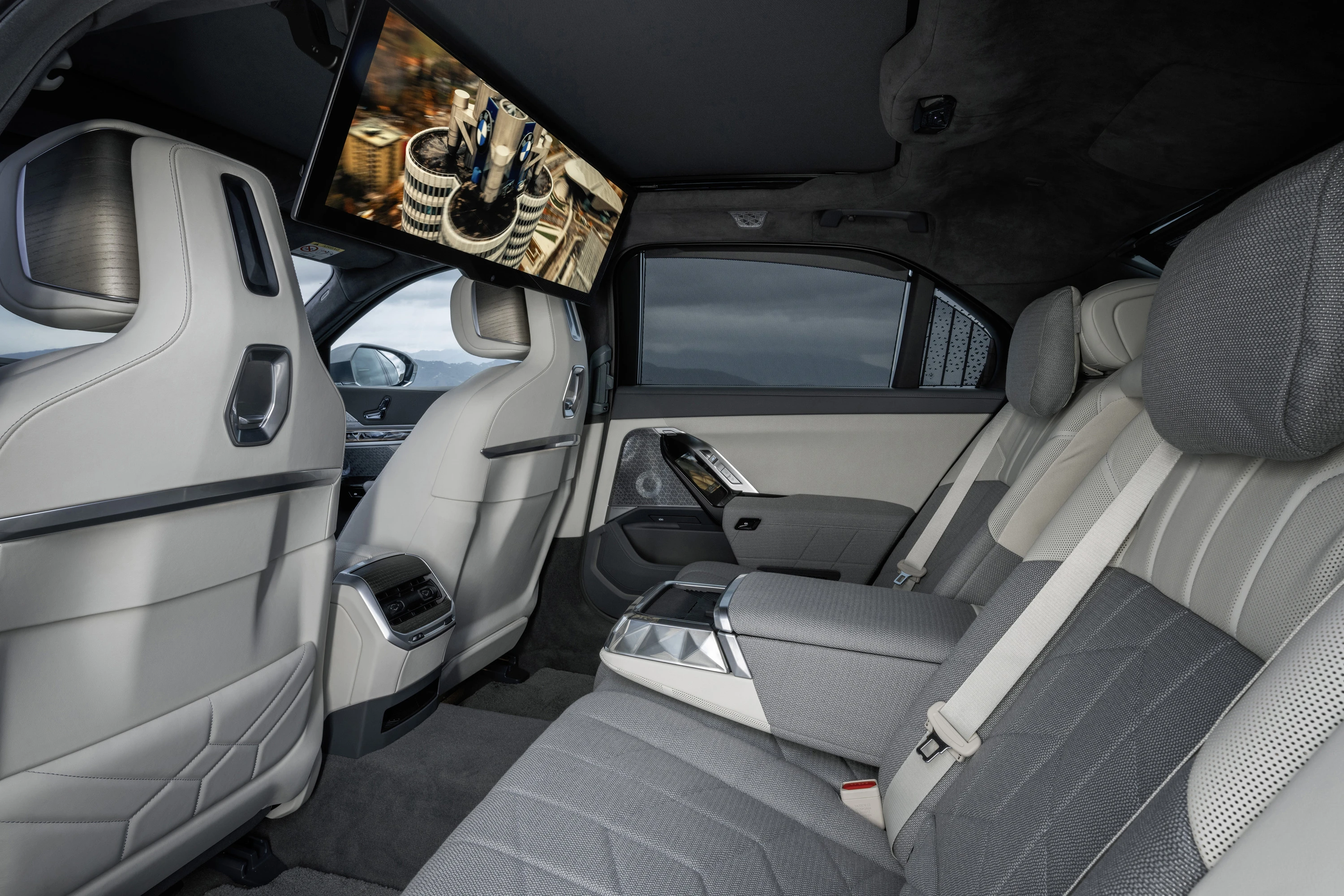 BMW i7 eDrive50 (GEN1) secondrowseats view