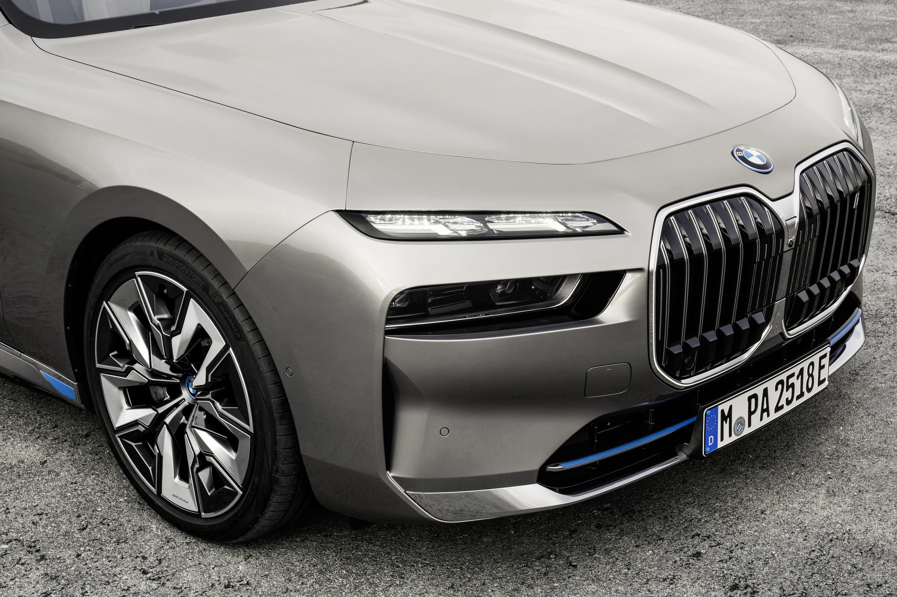 BMW i7 eDrive50 (GEN1) headlights view