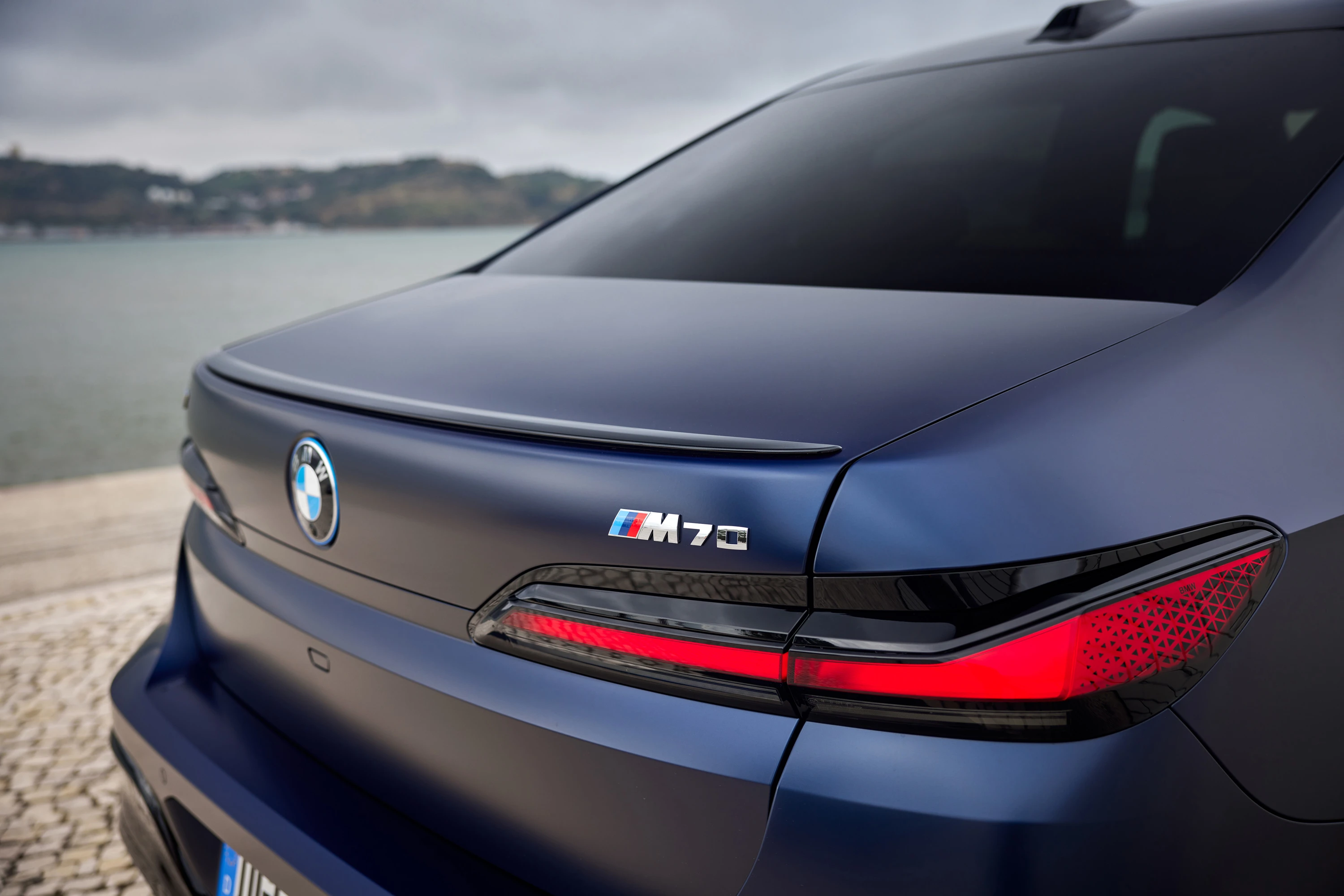 BMW i7 M70 xDrive (GEN1) rearlights view