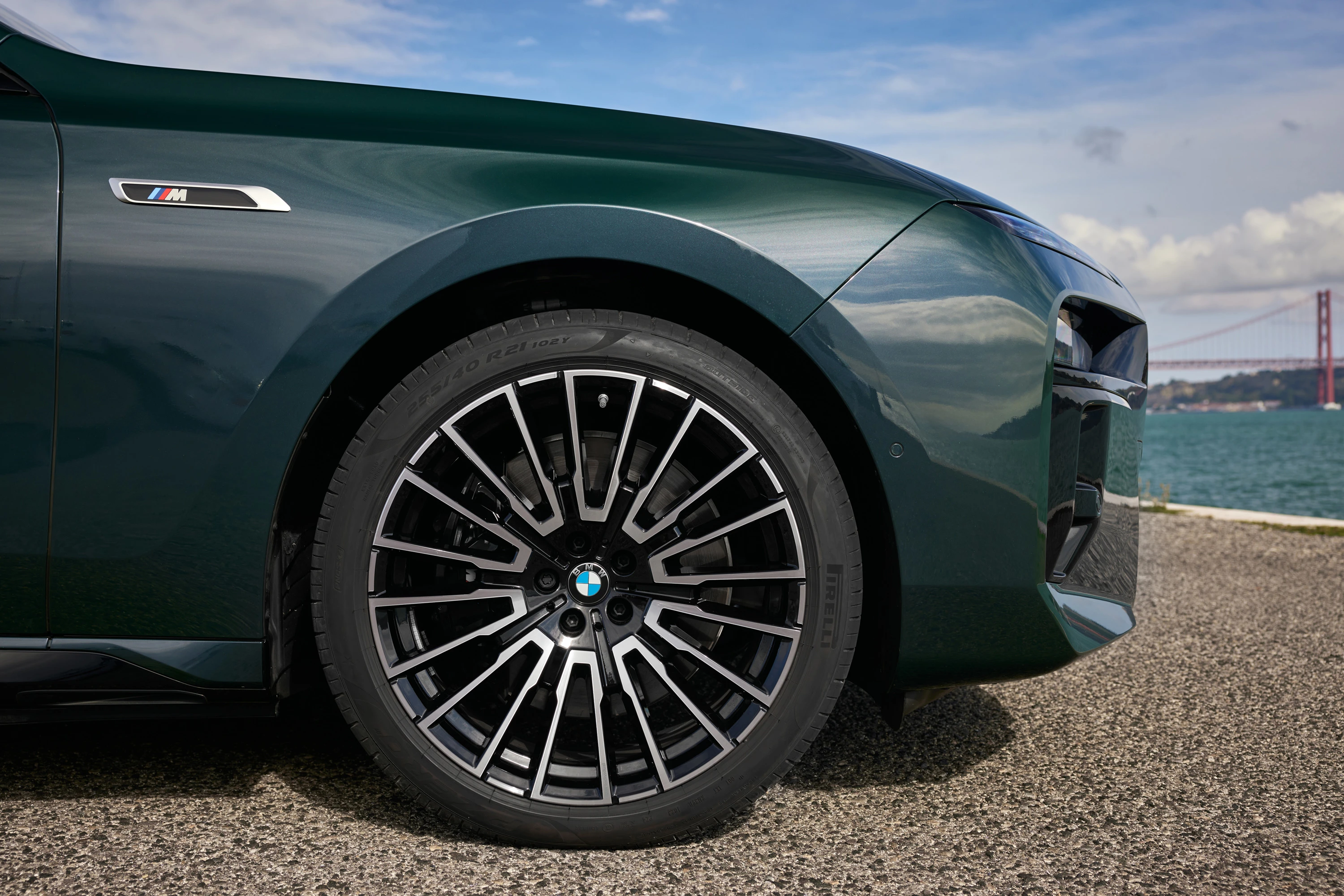 BMW i7 M70 xDrive (GEN1) wheels view