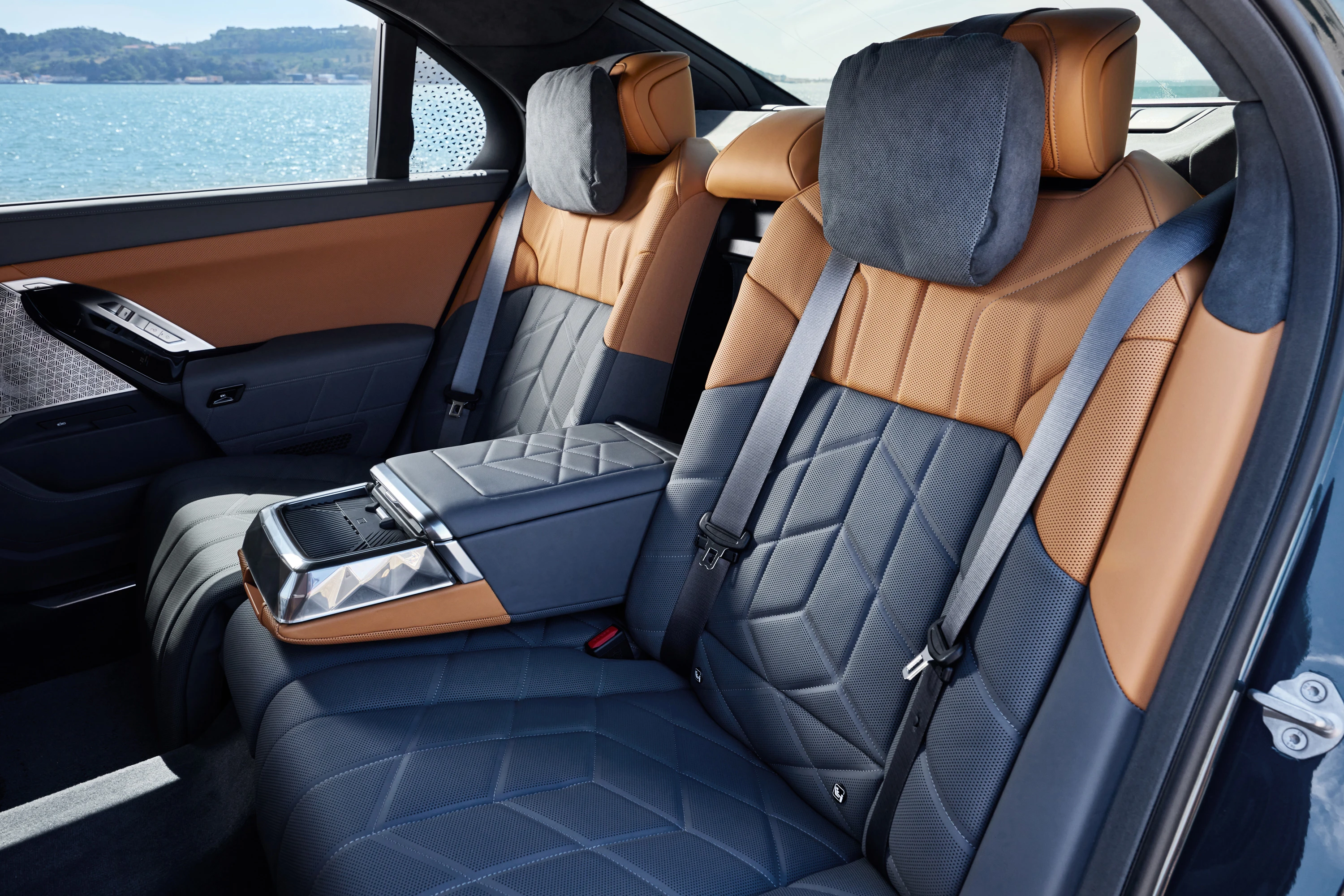BMW i7 M70 xDrive (GEN1) secondrowseats view