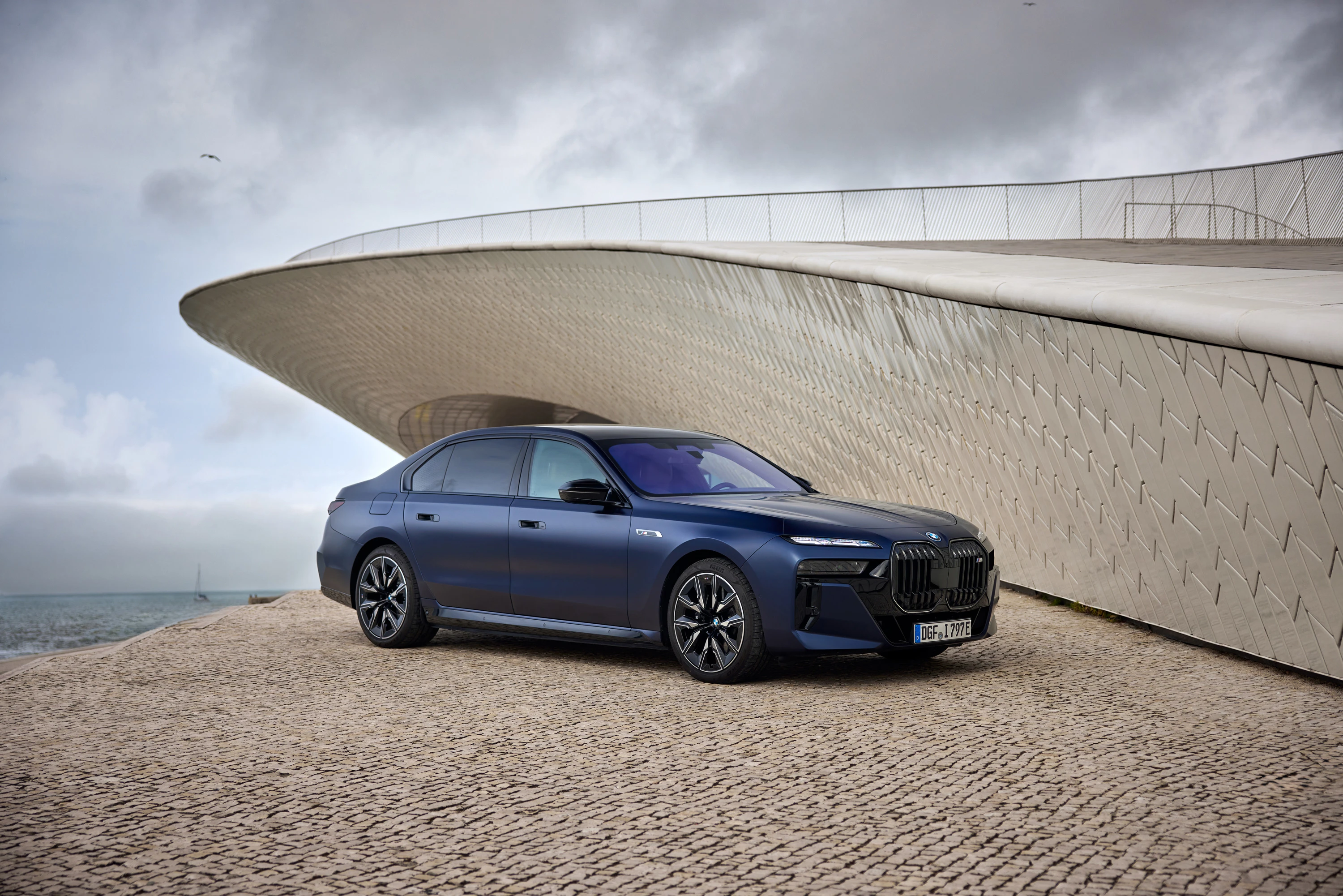 BMW i7 M70 xDrive (GEN1) exterior view