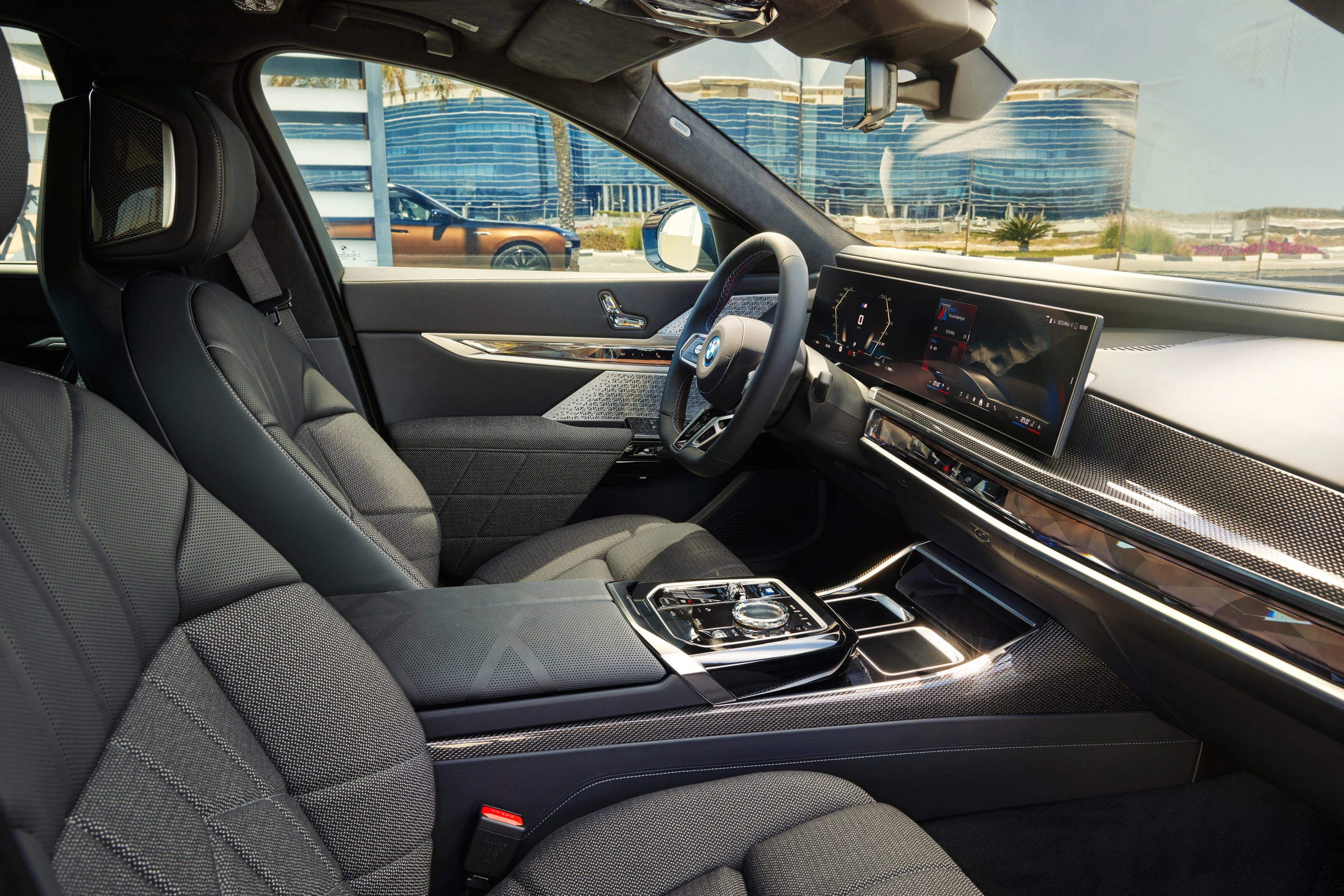 BMW i7 M70 xDrive (GEN1) frontseats view