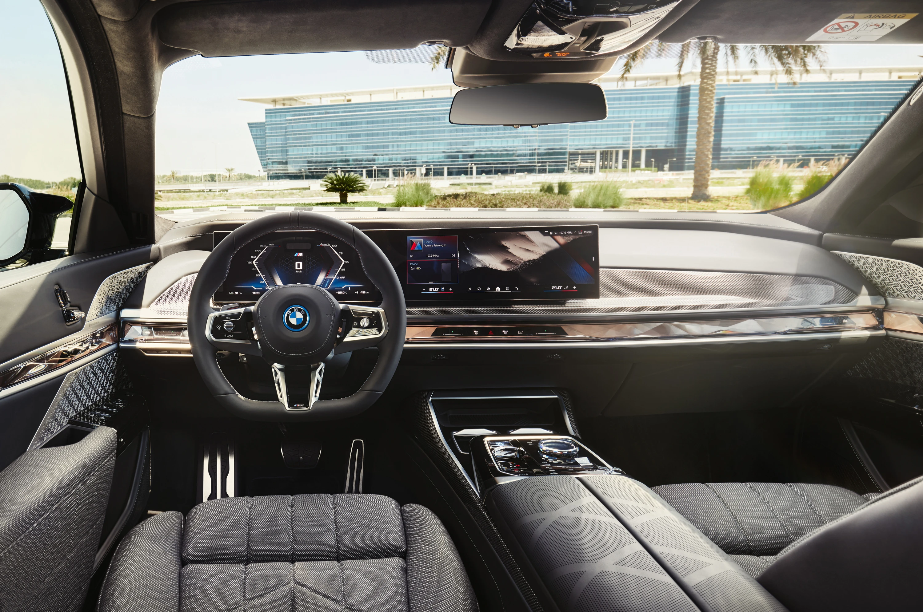 BMW i7 M70 xDrive (GEN1) screens view