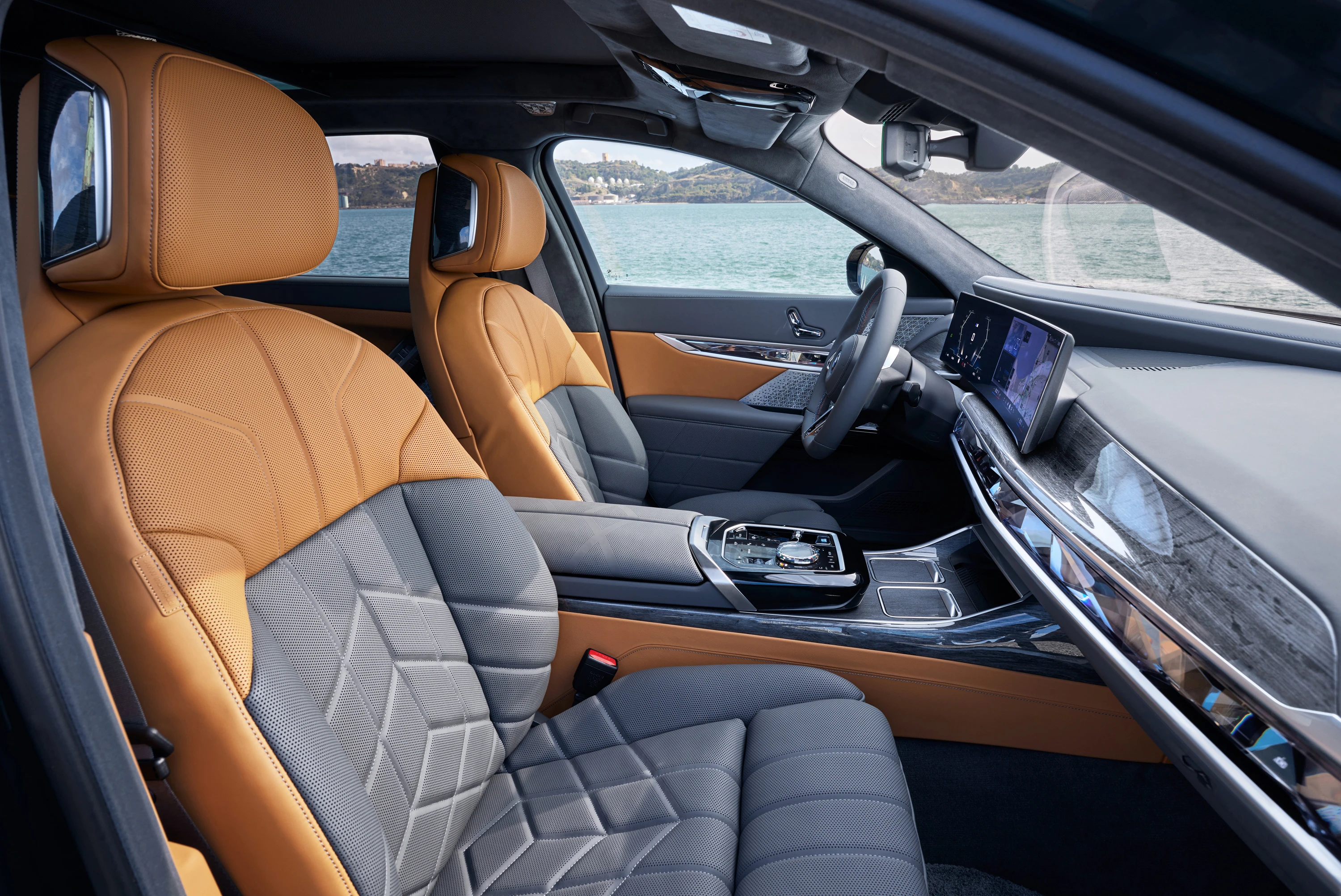 BMW i7 M70 xDrive (GEN1) frontseats view