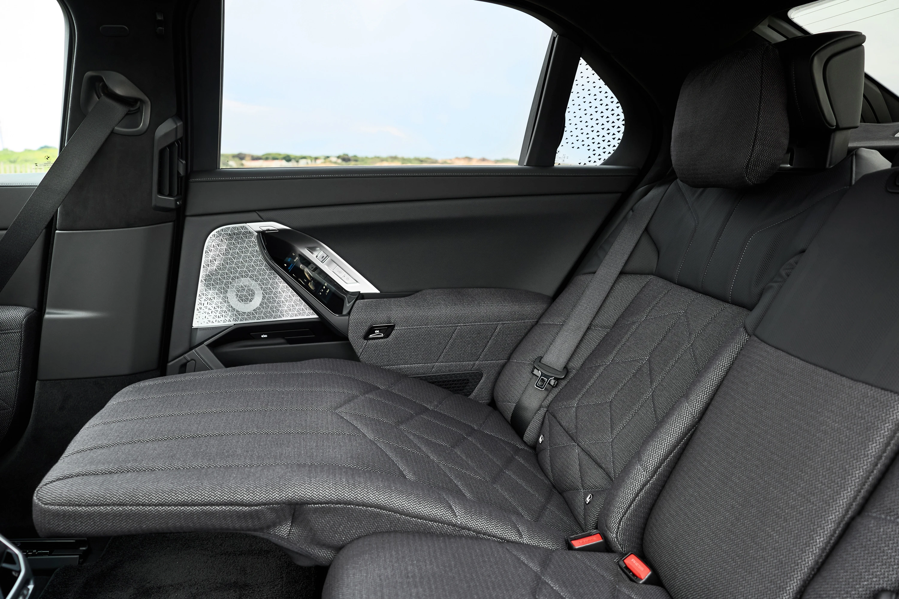 BMW i7 M70 xDrive (GEN1) secondrowseats view