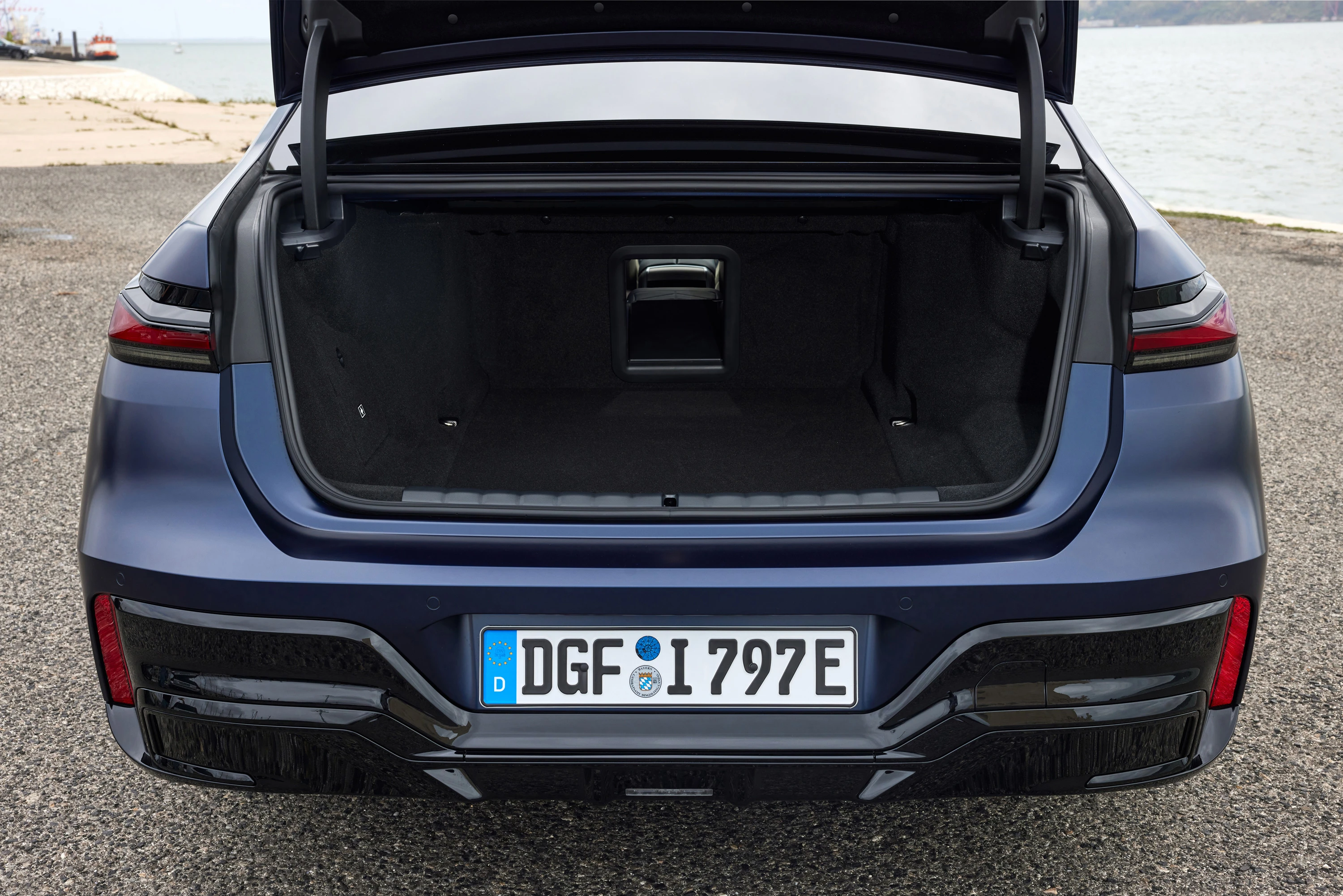 BMW i7 M70 xDrive (GEN1) trunk view