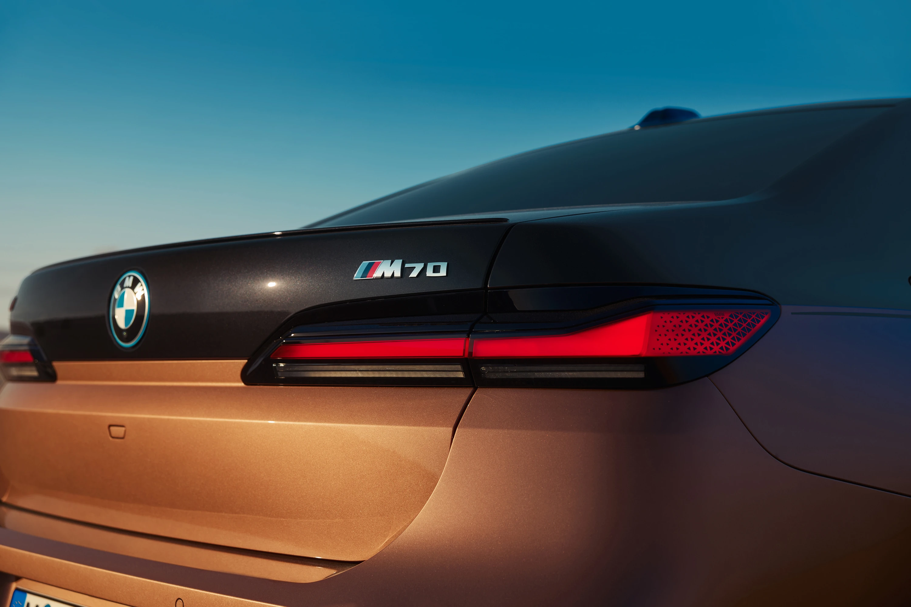 BMW i7 M70 xDrive (GEN1) rearlights view