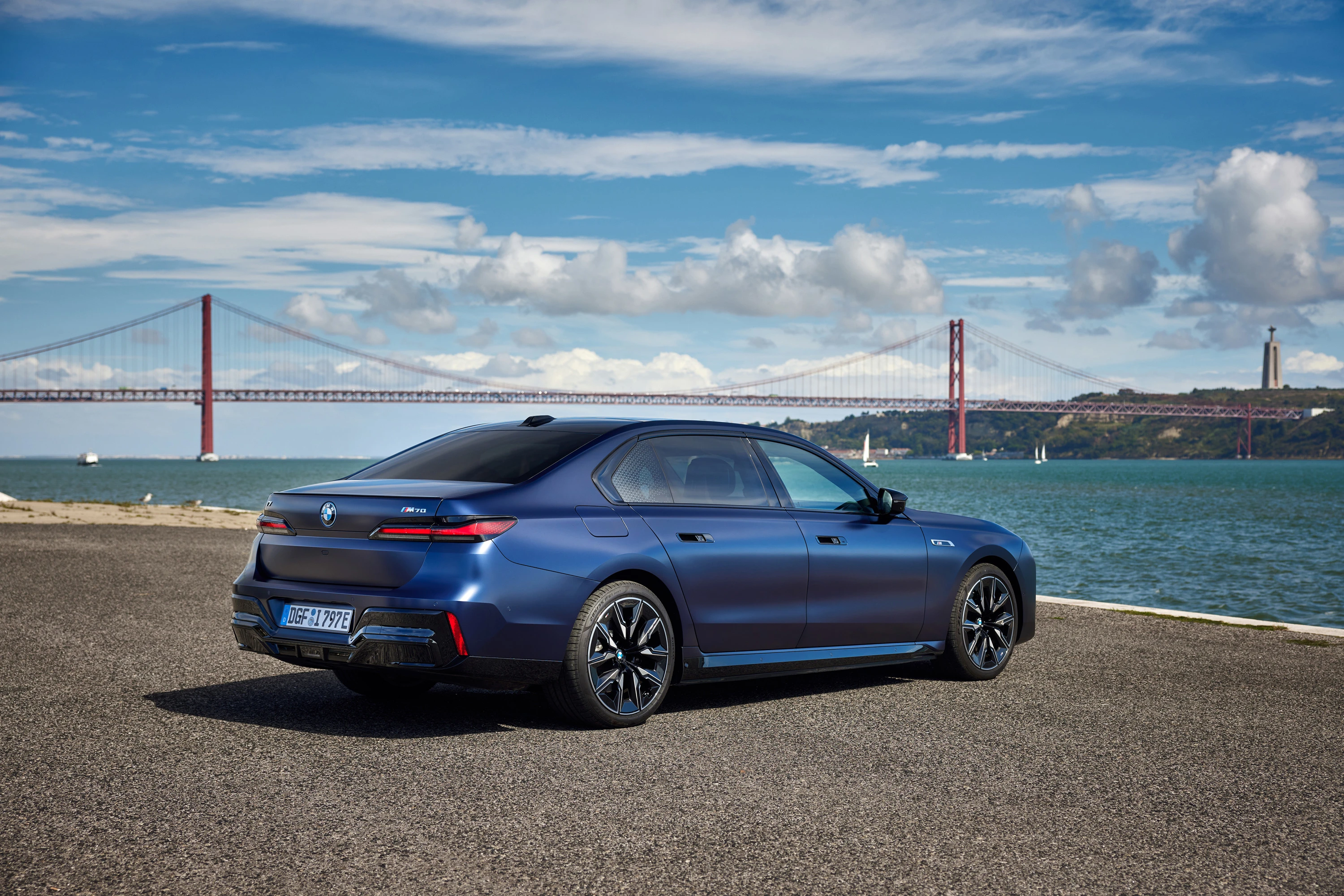 BMW i7 M70 xDrive (GEN1) exterior view