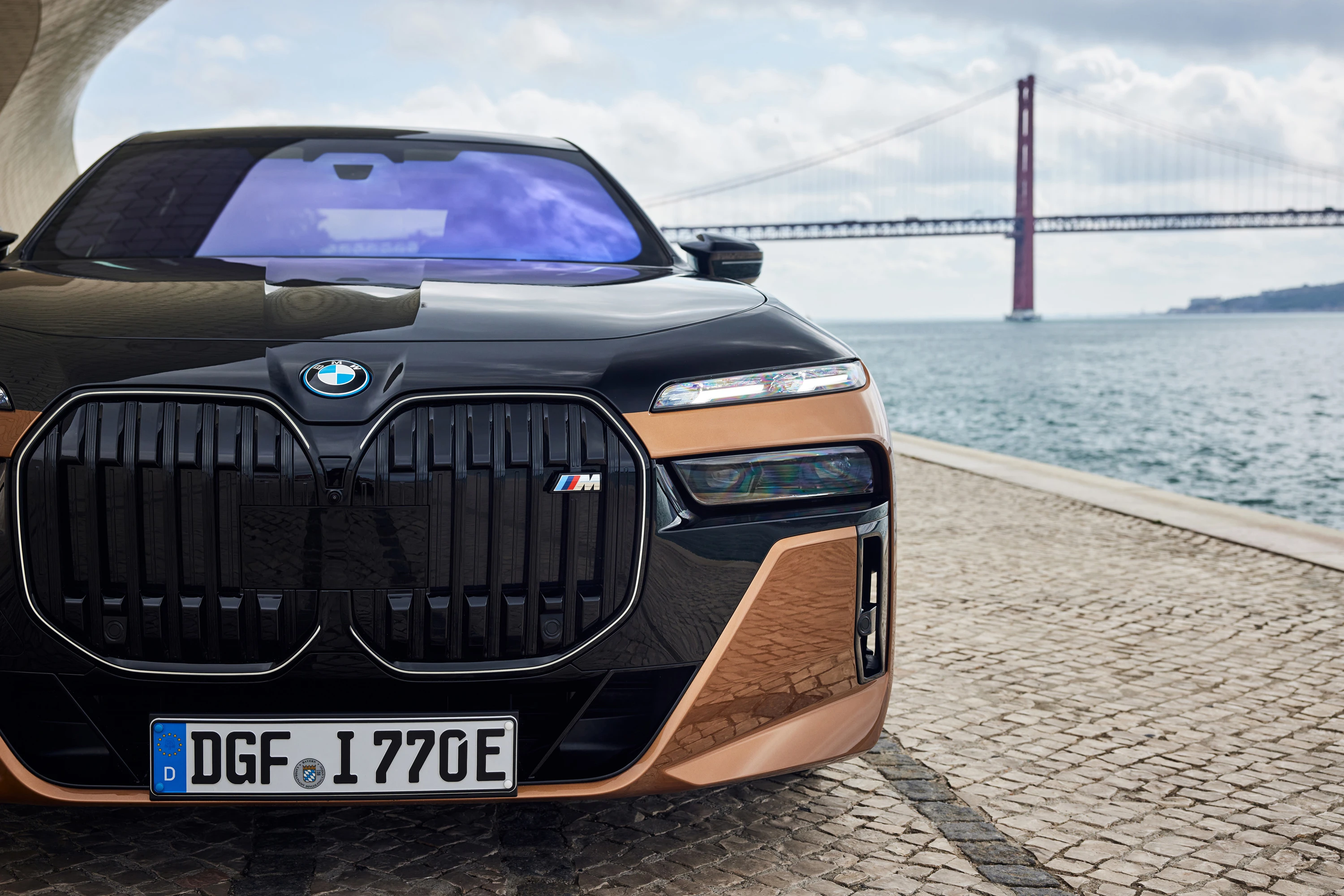 BMW i7 M70 xDrive (GEN1) headlights view