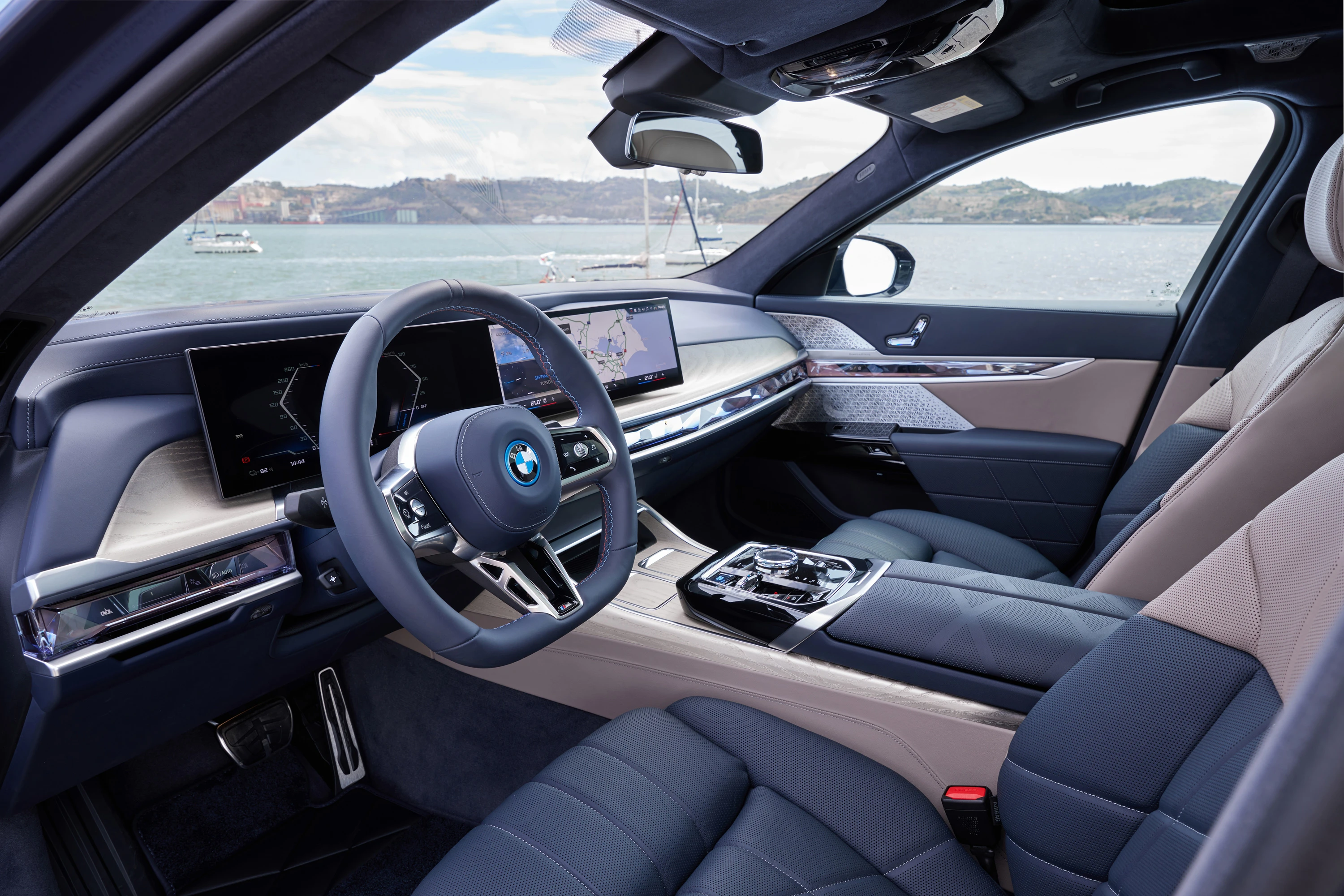 BMW i7 M70 xDrive (GEN1) interior view