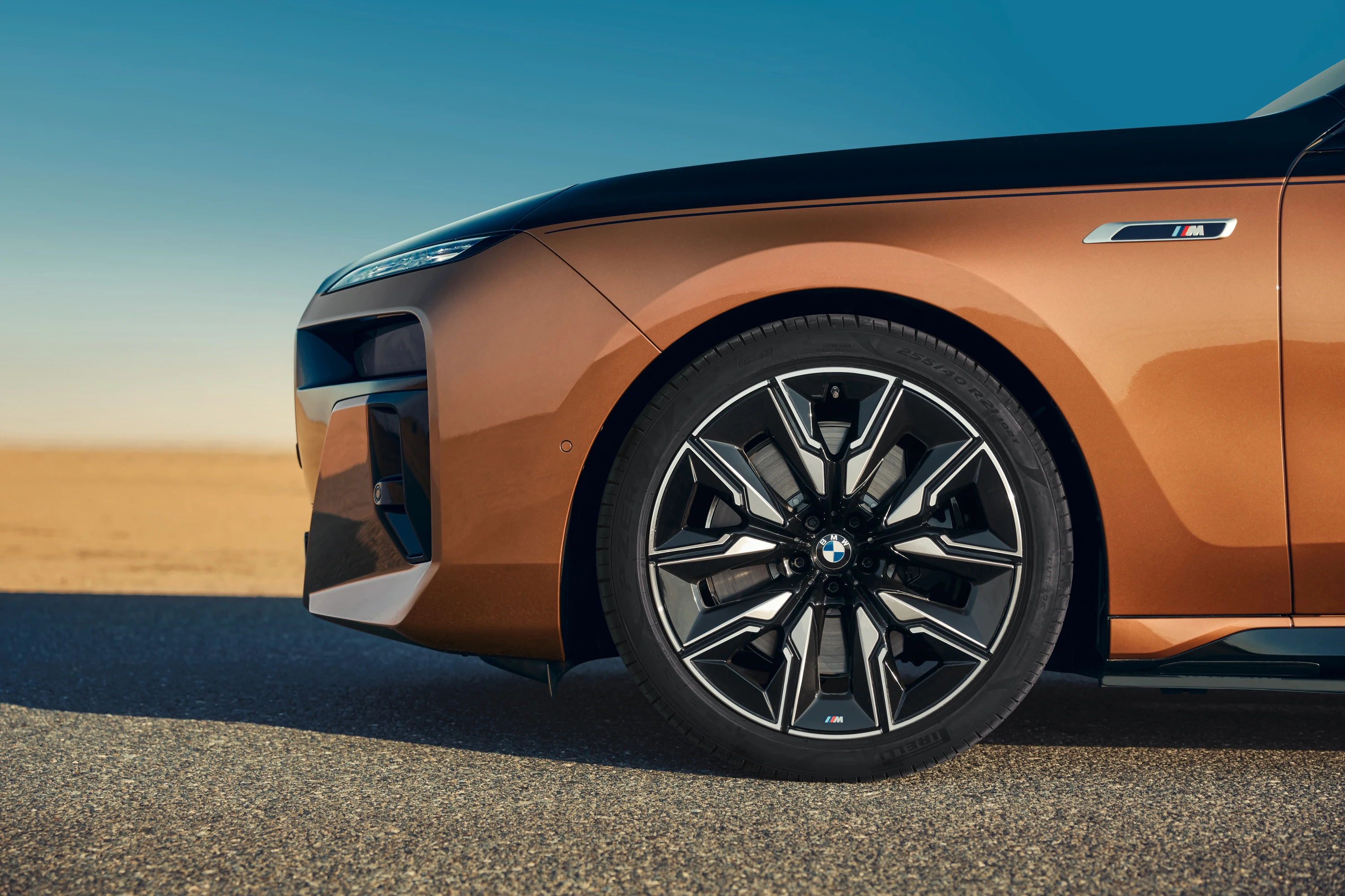 BMW i7 M70 xDrive (GEN1) wheels view