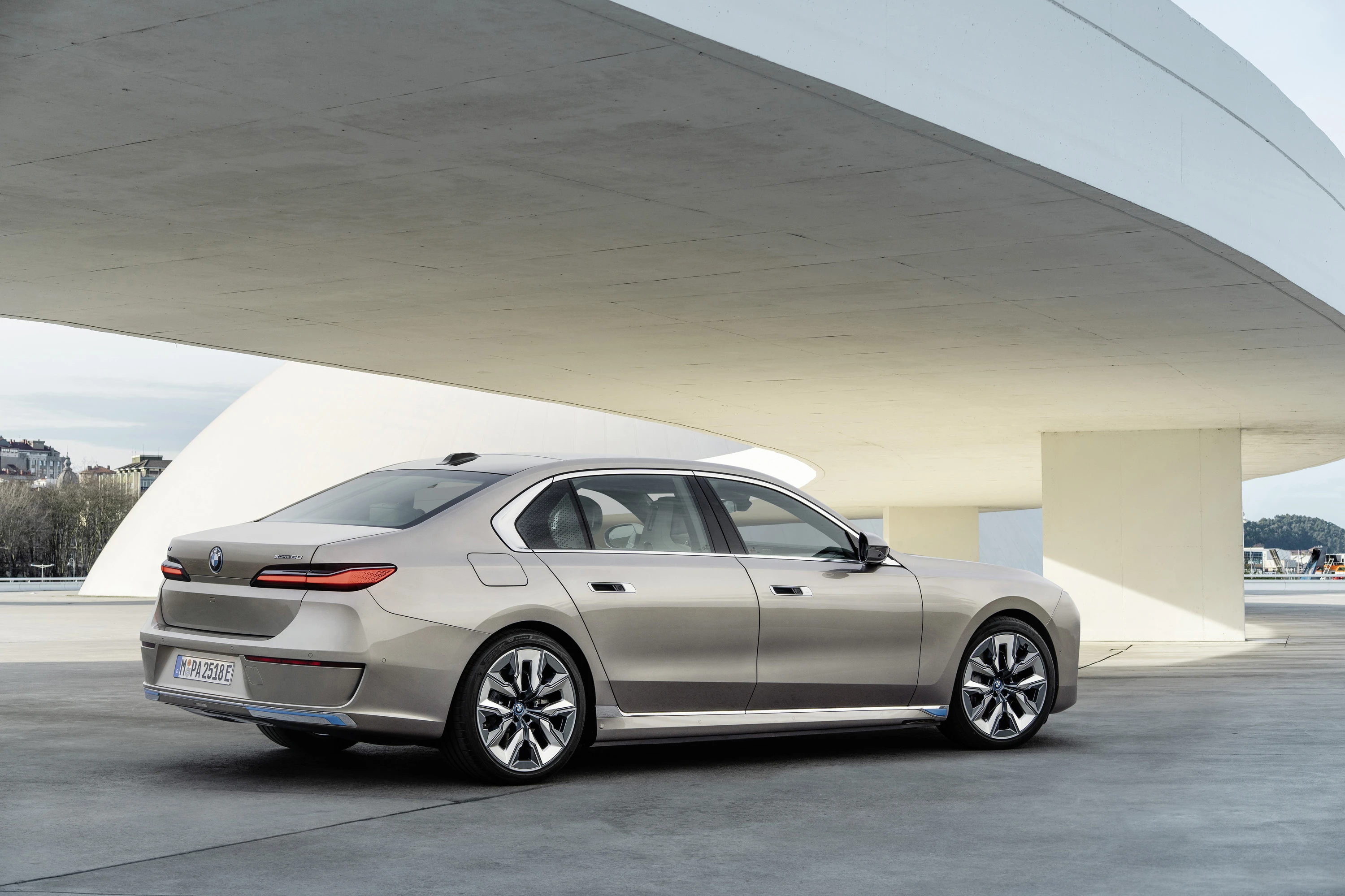 BMW i7 xDrive60 (GEN1) exterior view