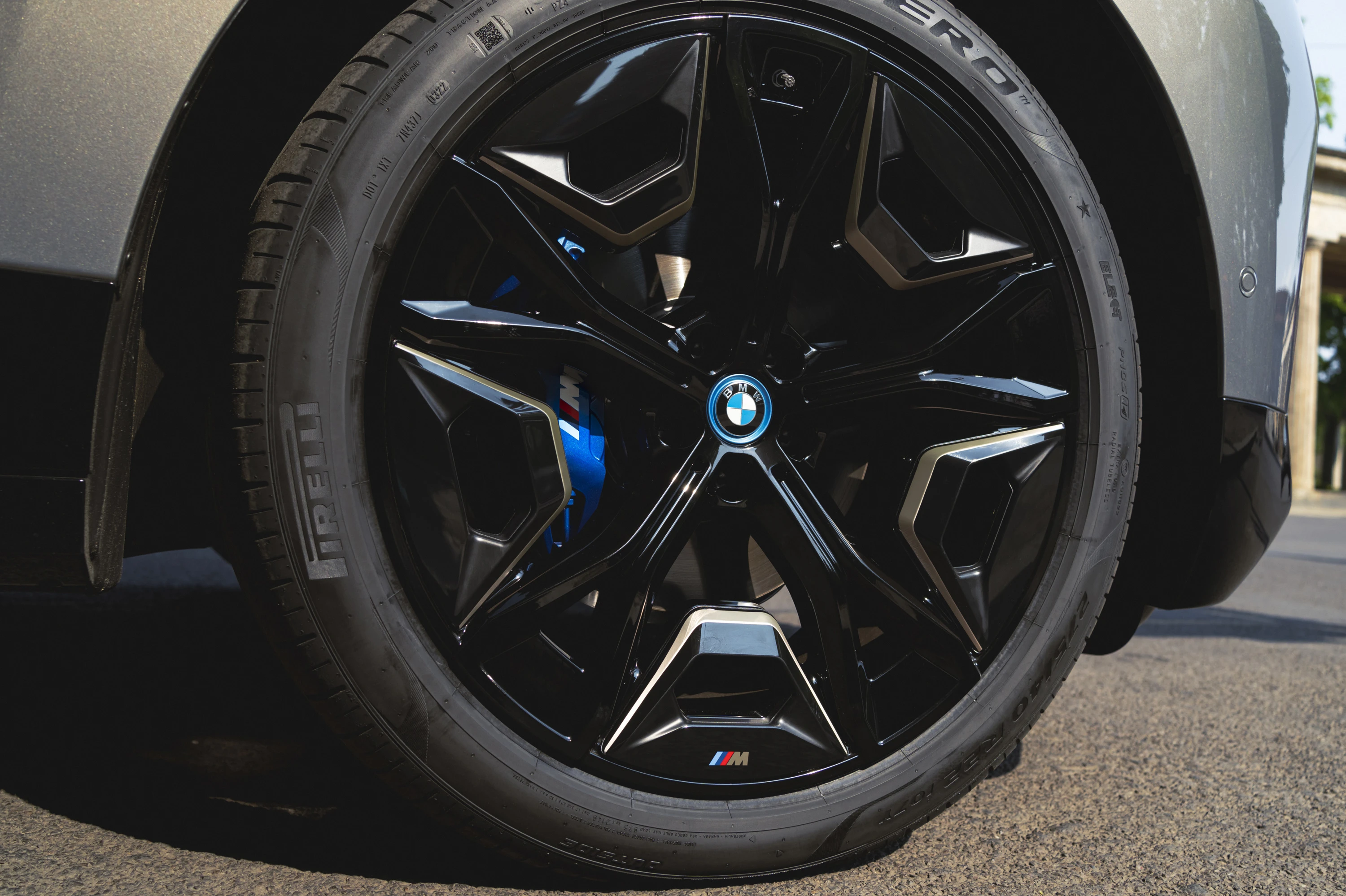 BMW iX M60 wheels view