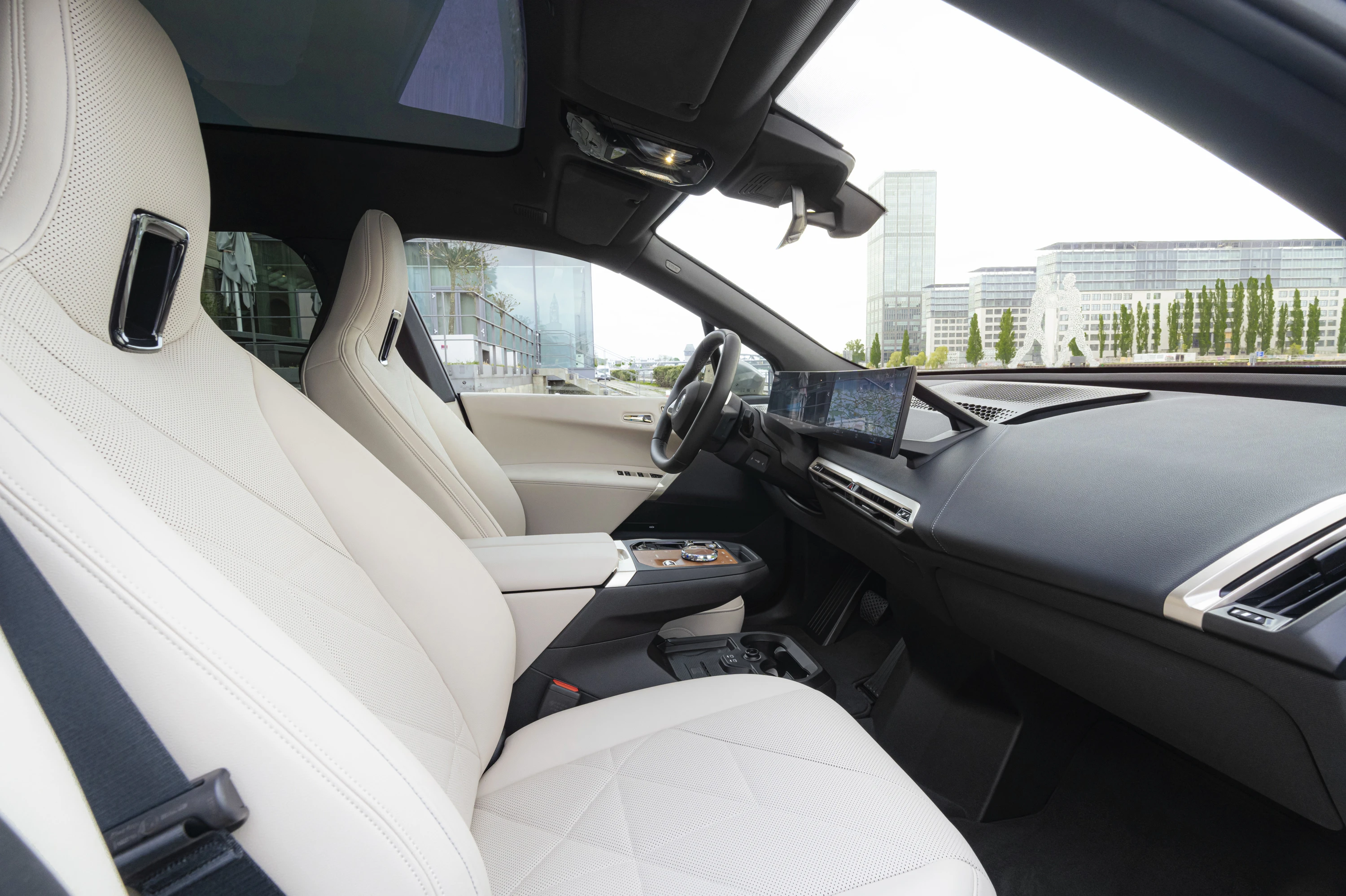 BMW iX M60 frontseats view