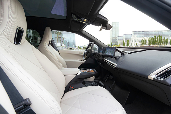 BMW iX M60 frontseats view