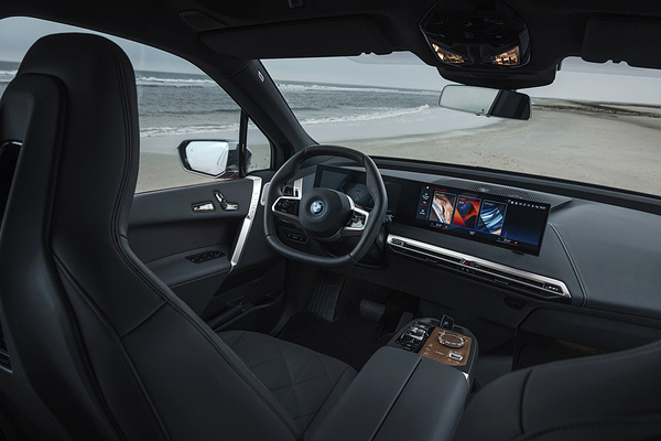 BMW iX M60 screens view