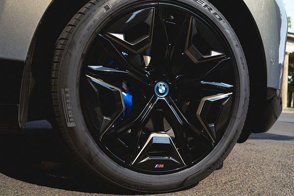 BMW iX M60 wheels view