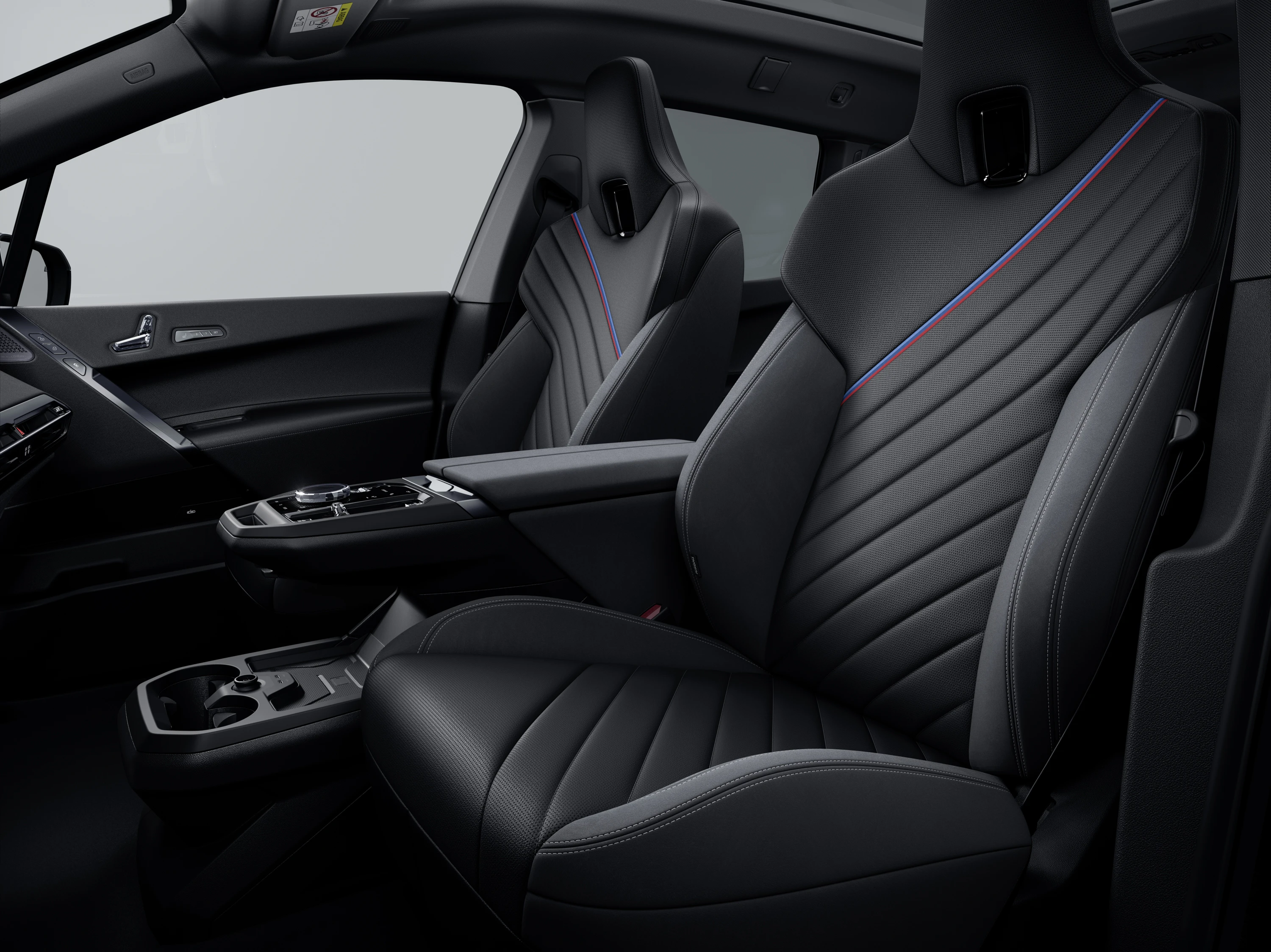 BMW iX M70 xDrive frontseats view