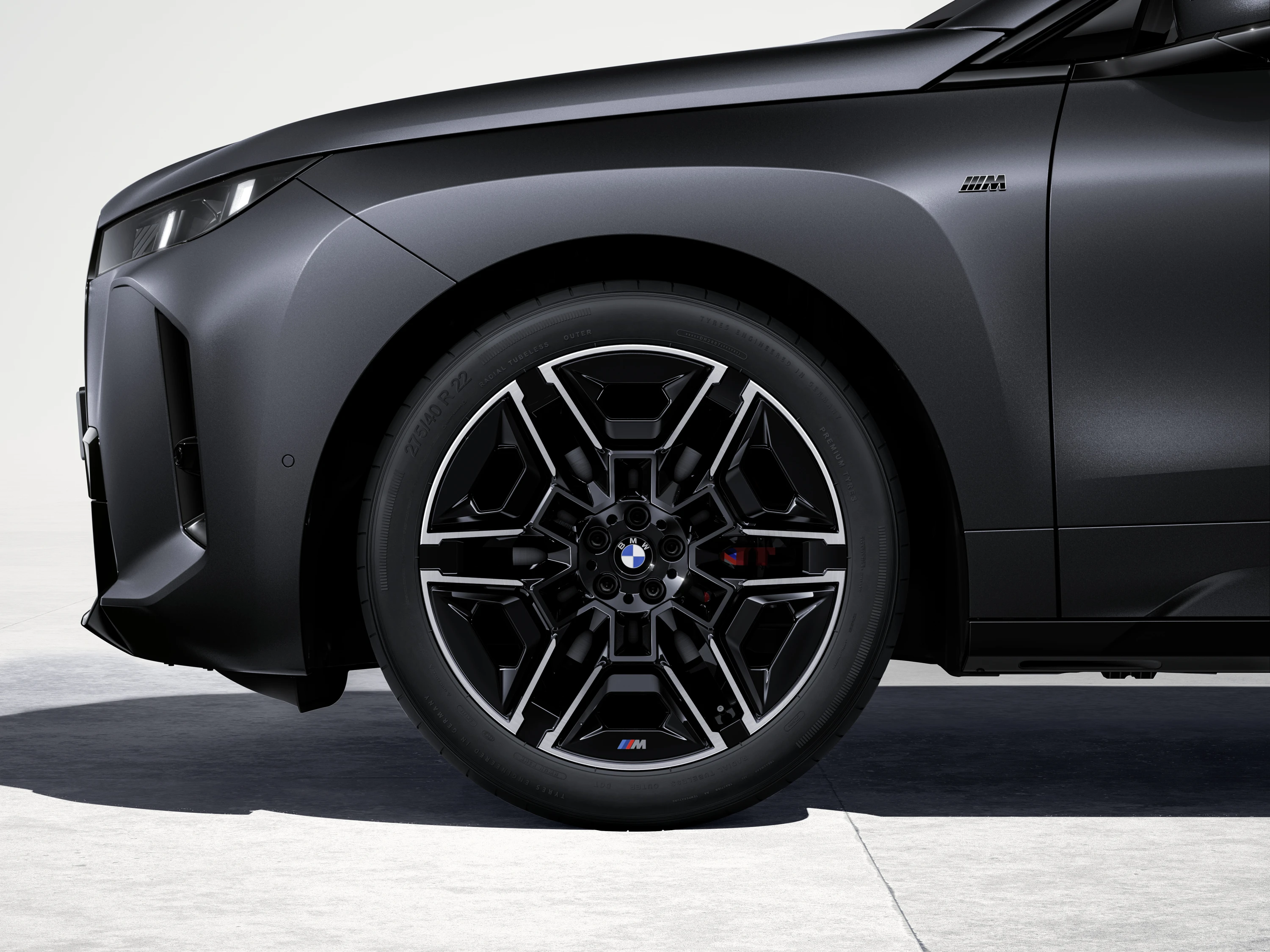 BMW iX M70 xDrive wheels view