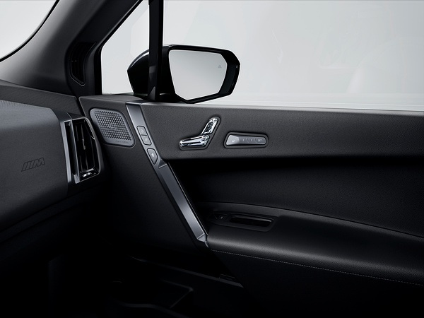 BMW iX M70 xDrive details view