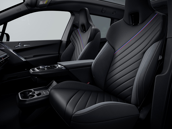 BMW iX M70 xDrive frontseats view