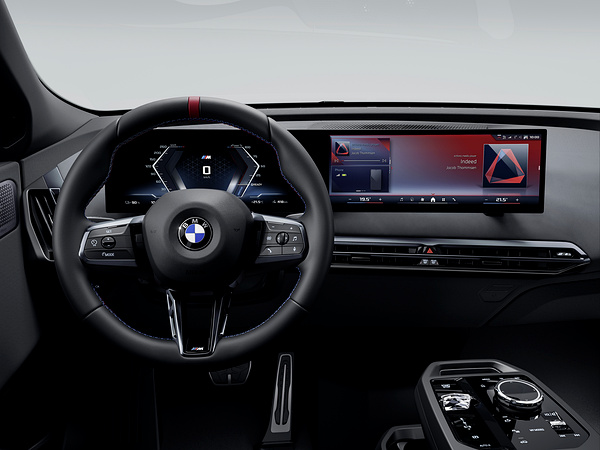 BMW iX M70 xDrive screens view