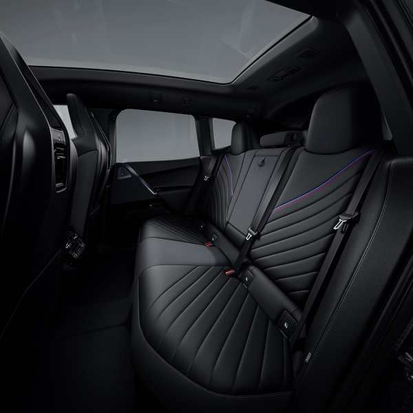 BMW iX M70 xDrive secondrowseats view