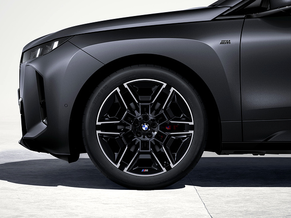 BMW iX M70 xDrive wheels view