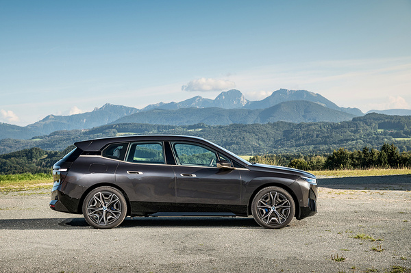 BMW iX xDrive40 exterior view