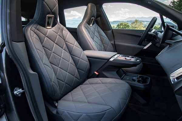 BMW iX xDrive40 frontseat view