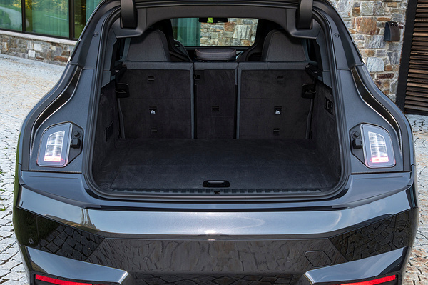BMW iX xDrive40 trunk view