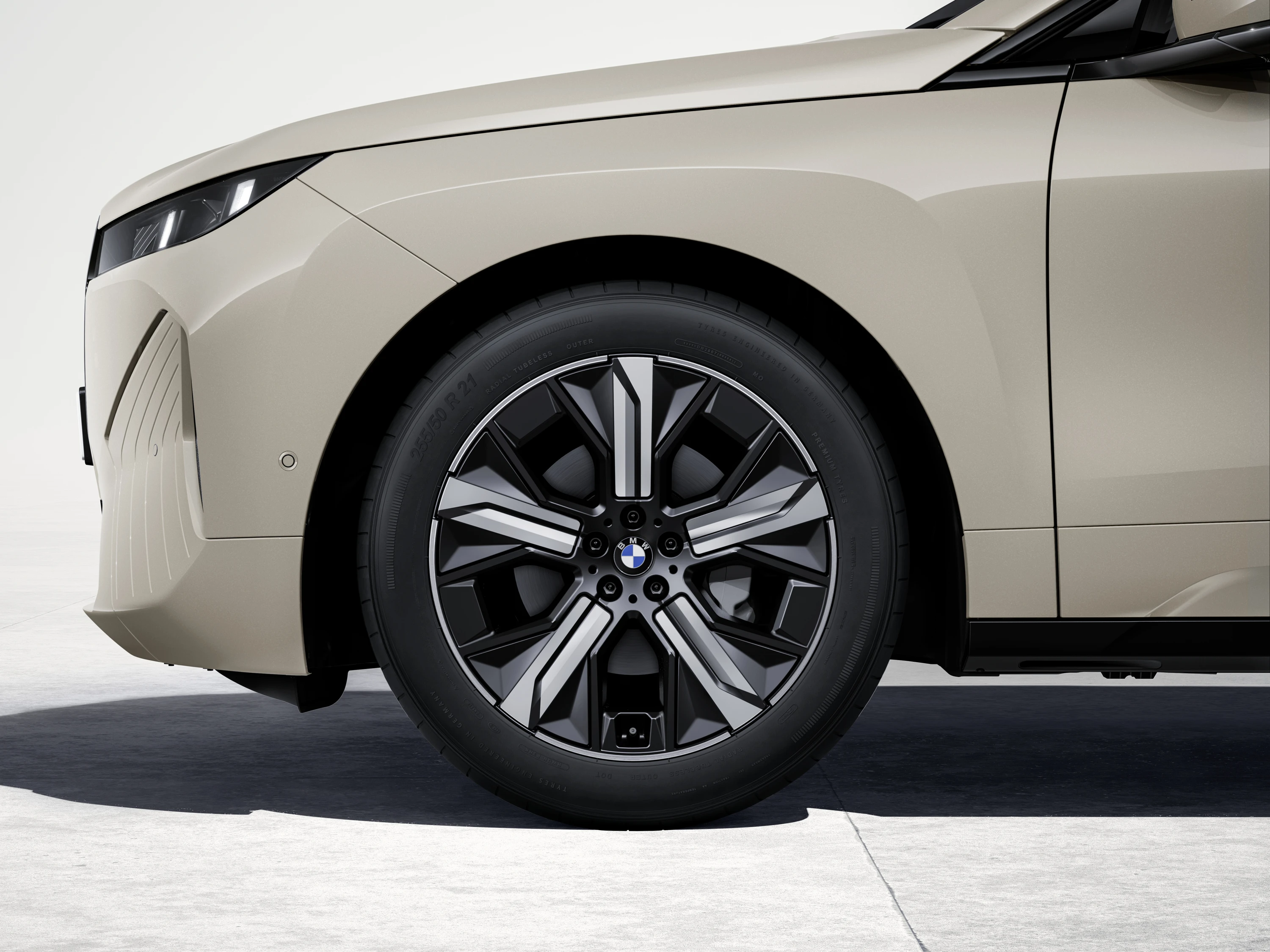 BMW iX xDrive45 wheels view