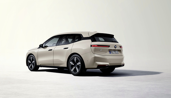 BMW iX xDrive45 exterior view