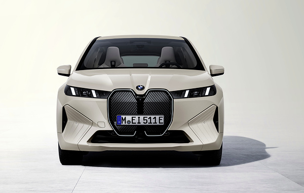 BMW iX xDrive45 exterior view
