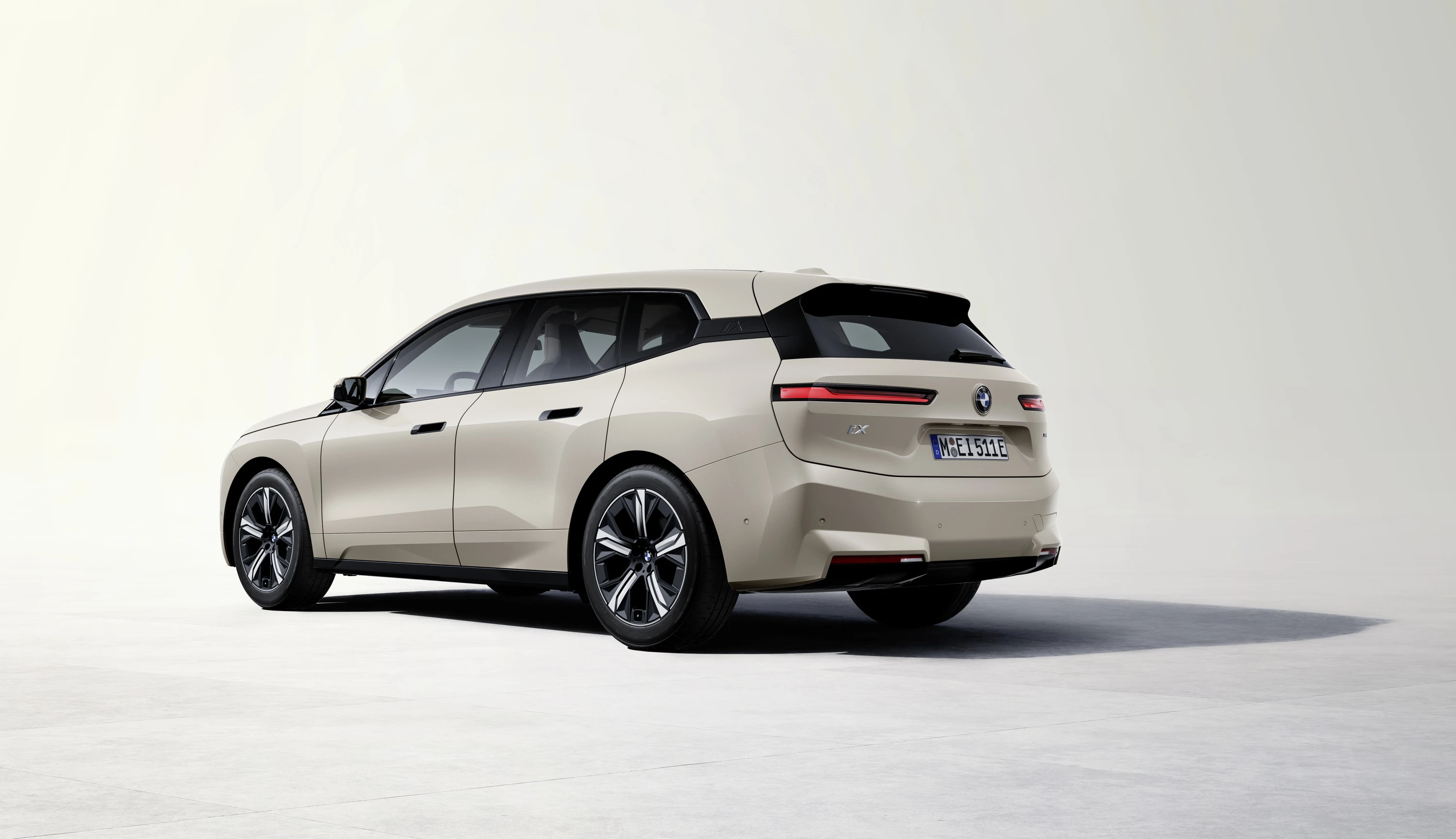BMW iX xDrive45 exterior view