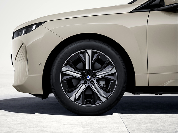 BMW iX xDrive45 wheels view