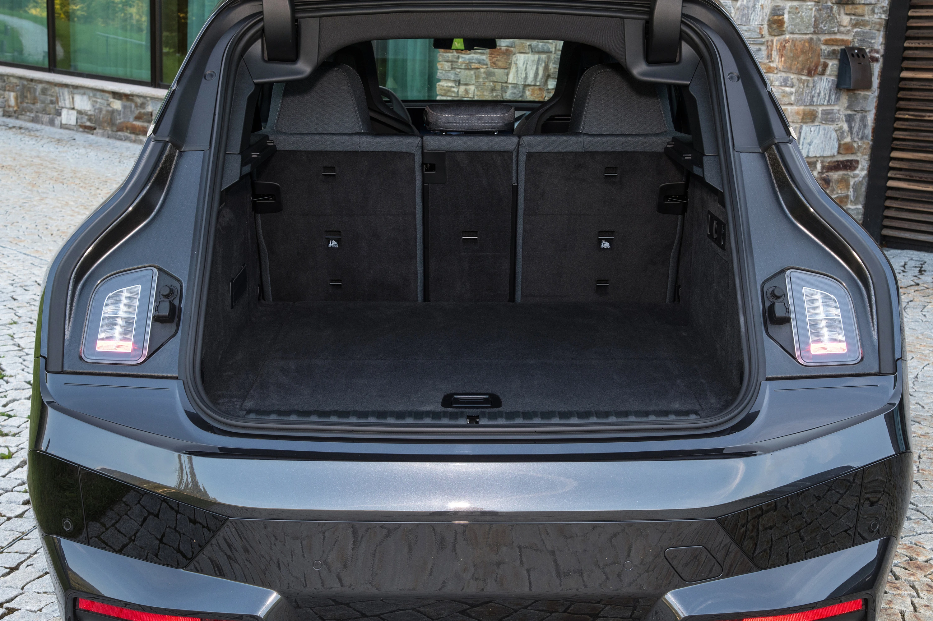 BMW iX xDrive50 trunk view