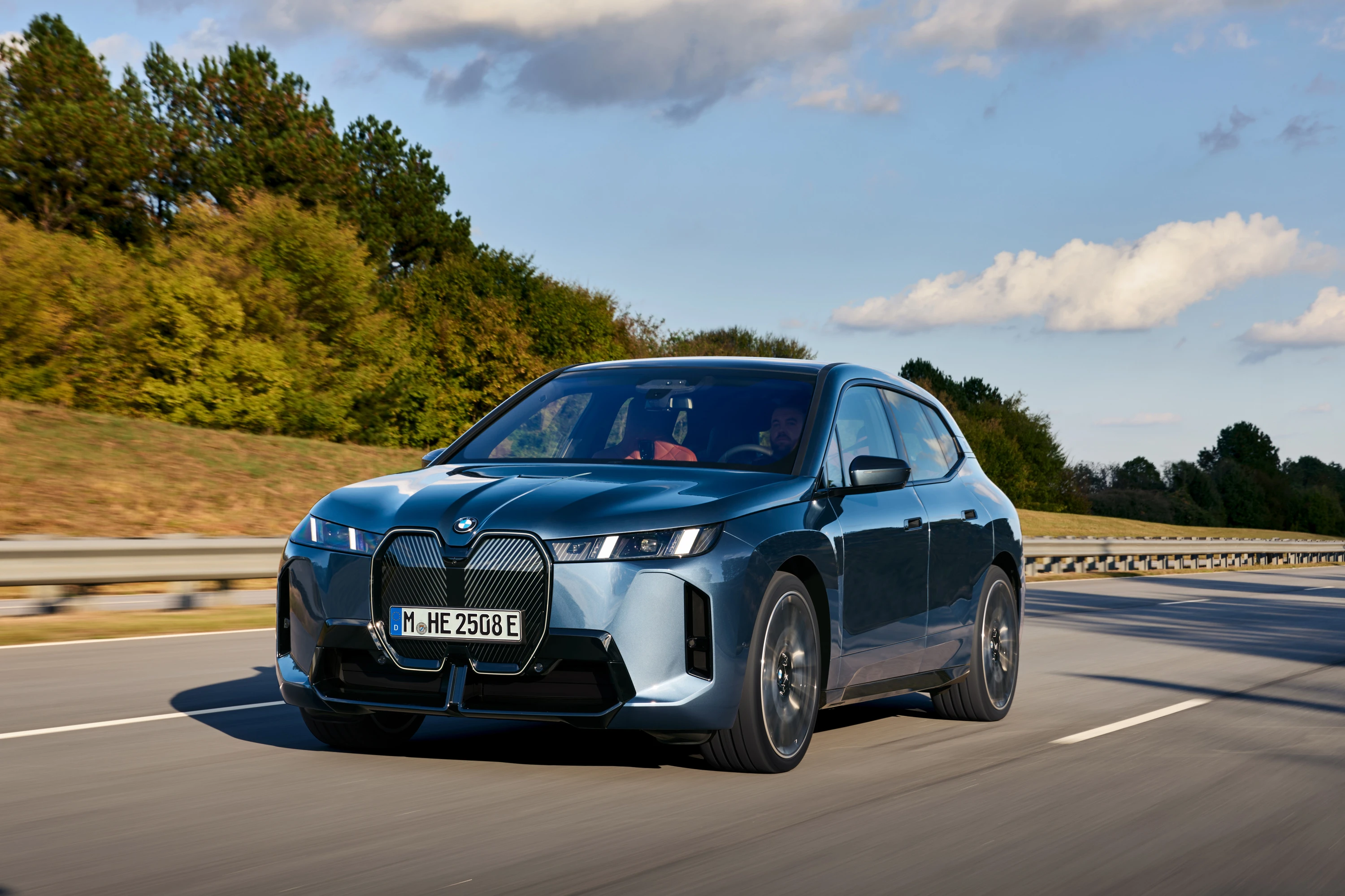 BMW iX xDrive60 dynamic view