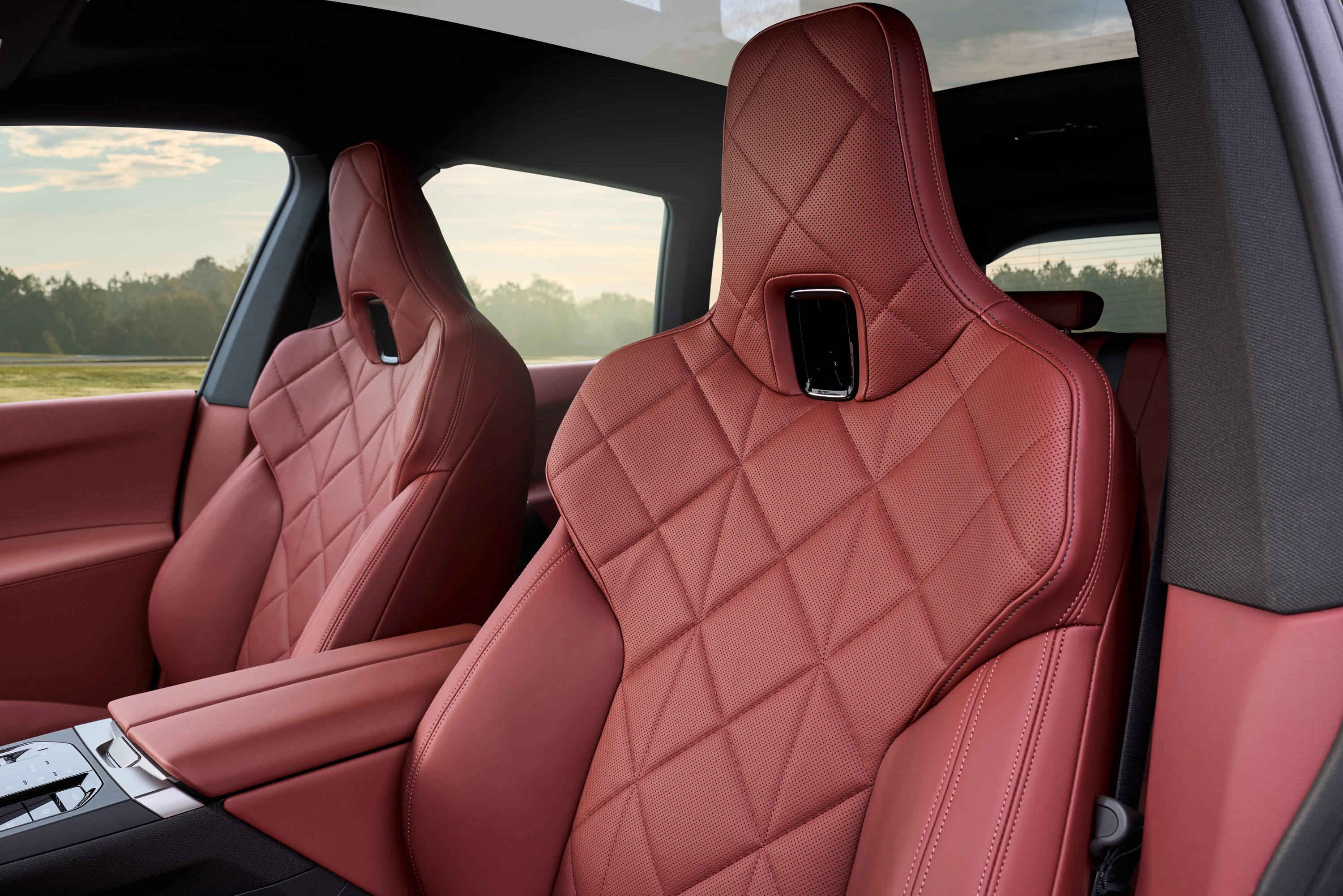 BMW iX xDrive60 frontseats view